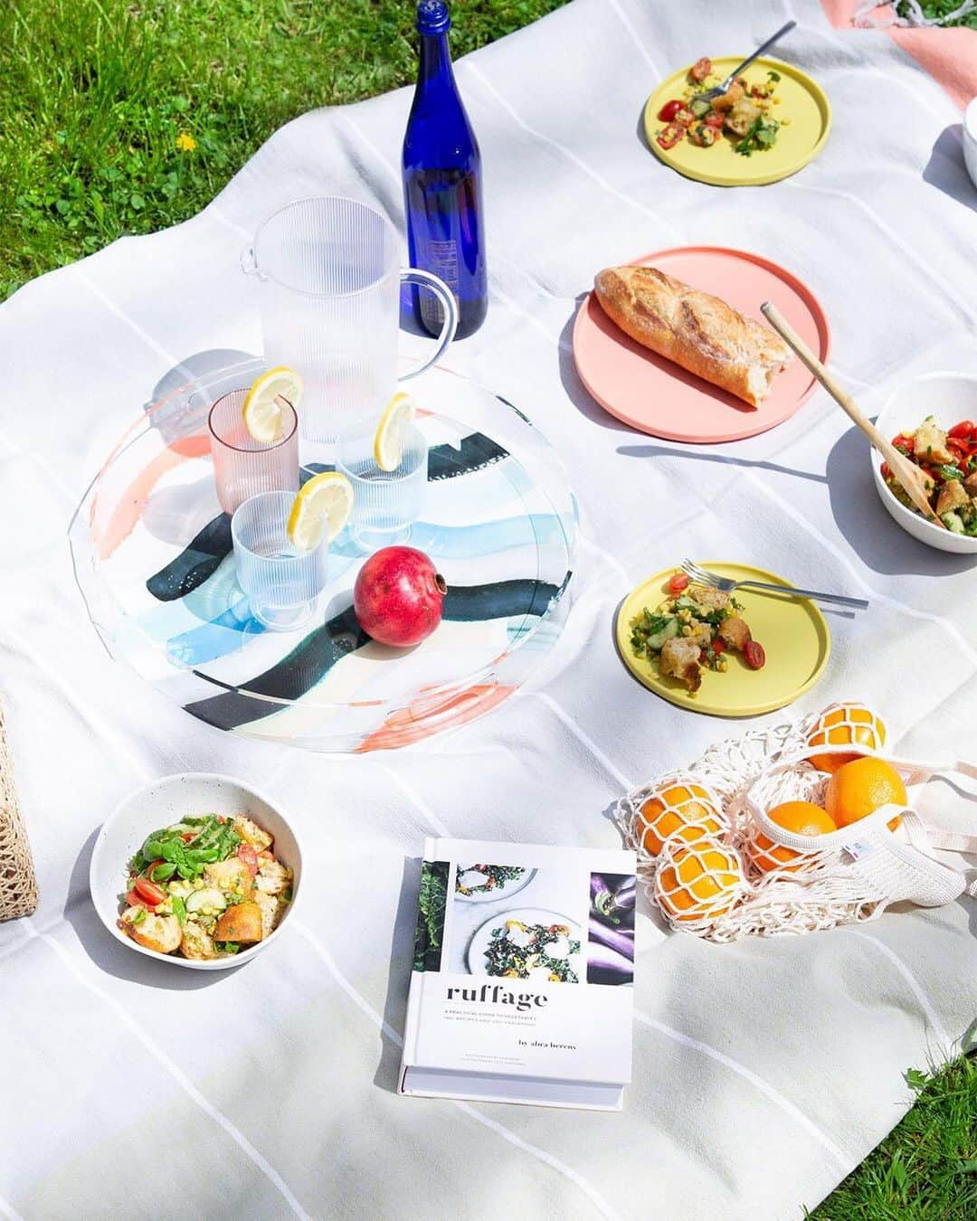 west elmさんのインスタグラム写真 - (west elmInstagram)「Get ready to see vegetables as the main course in @abraberens' new cookbook, Ruffage! 🥕🌽🥒🍅🥦 You could win a copy of the book + a picnic blanket from us! To enter, follow @abraberens + @westelm. Tag 3 friends and tell us your go-to picnic staple!👇 ✨ PLUS: snatch up two recipes that are perfect for outdoor grilling and picnic-ing all Summer long! 🍴 Link in bio. #giveaway #ruffage #picnicgoals #picnic #summer @chroniclebooks」5月31日 6時18分 - westelm