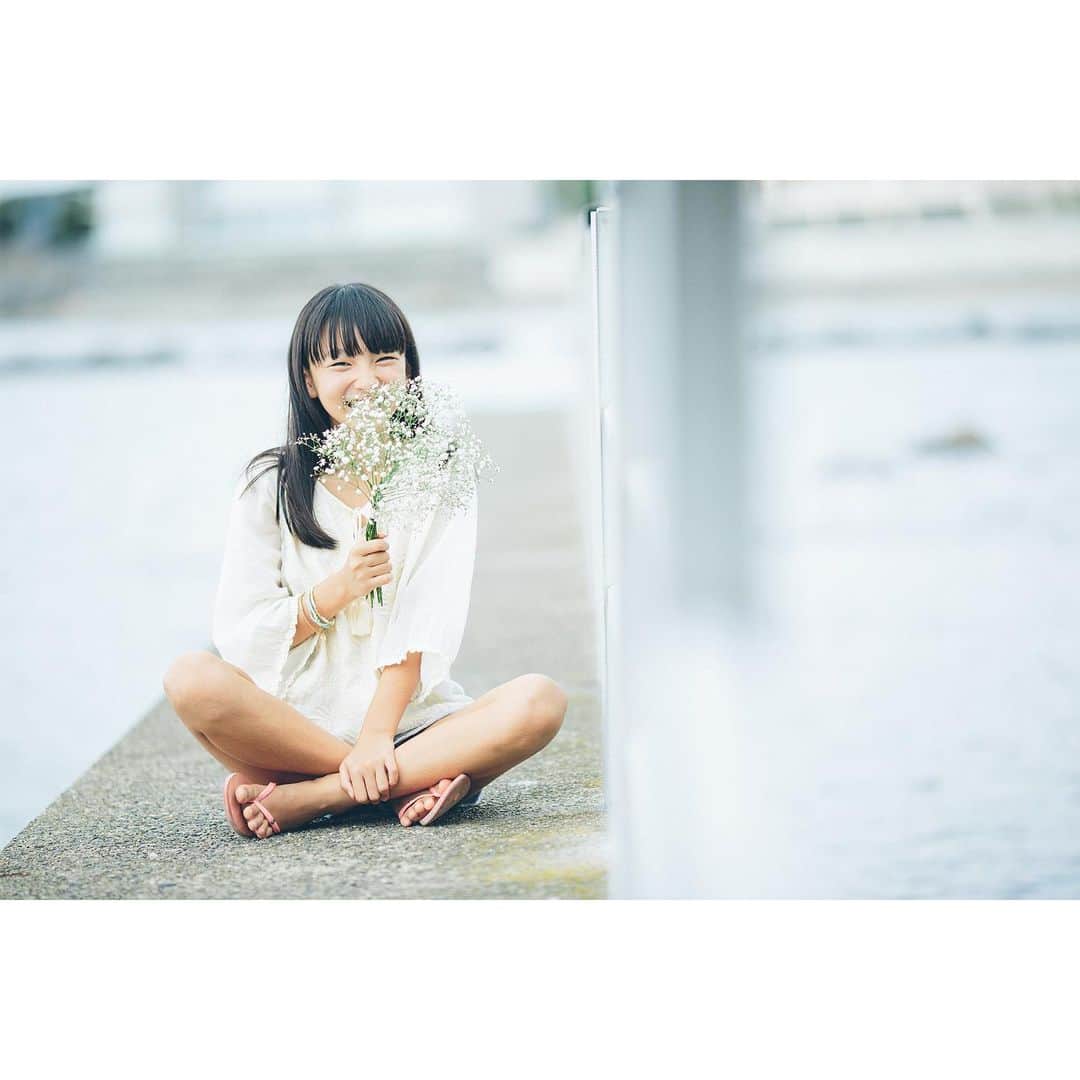 のインスタグラム：「時間の余裕は心の余裕﻿ ﻿ ﻿ ﻿ 今日は横浜で撮影会です！﻿ 安定の3時間前行動 笑﻿ ﻿ 僕は撮影がある日は、撮影時間の3時間前には現地入りします﻿ ﻿ 心配性なのもあるけど、1番の理由は気持ちに余裕が欲しいからなんですよね﻿ ﻿ 時間がカツカツだと、運転していて割り込まれたらイライラするかもしれない﻿ ﻿ でも、時間があって、気持ちに余裕があれば﻿ ﻿ 車の中で好きな曲を1曲聴ける時間が増えたな❤️﻿ なんて気持ちになれます﻿ ﻿ イライラしていると思考停止するし、﻿ そんな小さなことでイライラしてしまう自分が嫌いになります﻿ ﻿ 常にゴキゲンに仕事をする﻿ 常にゴキゲンで毎日を過ごす﻿ ﻿ 子育てをしていると特に、﻿ 時には難しい局面もあるかもしれないけれど﻿ ﻿ 常に心がけていることです﻿ ﻿ なりたい自分を作れるのは、自分だけですからね☺️﻿ ﻿ ﻿﻿ ﻿﻿ ﻿﻿ ﻿﻿ ﻿﻿ ﻿﻿ ﻿﻿ #七五三 #出張撮影 #こども写真 #キッズフォト #出張カメラマン #ロケーション撮影 #ロケーションフォト #撮影会 #goodmorning #instagram_kids #as_archive #japan_of_insta #japan_daytime_view #instagram #instagramjapan #igers #ig_japan #yokohama #vsco #vscofilter #photo_jpn #photographer #写真好きな人と繋がりたい #tokyocameraclub #ig_phos #photogram_archive #横浜 #習慣 #カメラマン」
