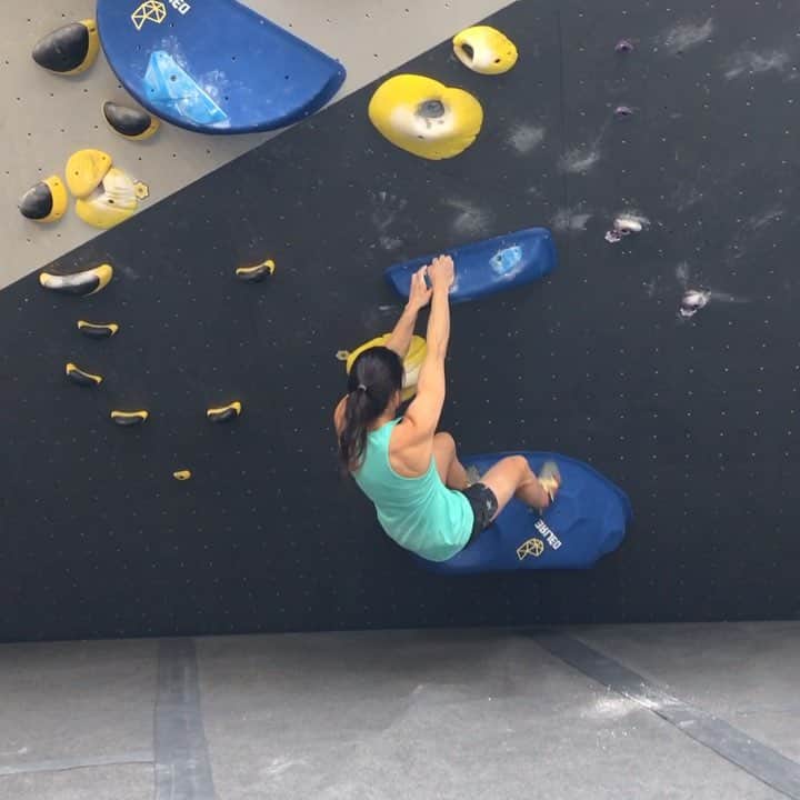 アラーナ・イップのインスタグラム：「Good or bad beta? 🤔 ⠀⠀⠀⠀⠀⠀⠀⠀⠀ Fun Team Canada session today at the @hiveclimbing Surrey location with @mccollsean @allisonvest ⠀⠀⠀⠀⠀⠀⠀⠀⠀ @arcteryx @scarpana」