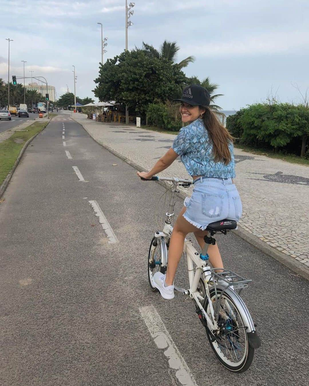 ジュリアナパイヴァさんのインスタグラム写真 - (ジュリアナパイヴァInstagram)「“Com habilidade pra dizer mais sim do que não..”🚲✌🏼🧡✨🦋」5月31日 6時33分 - juulianapaiva