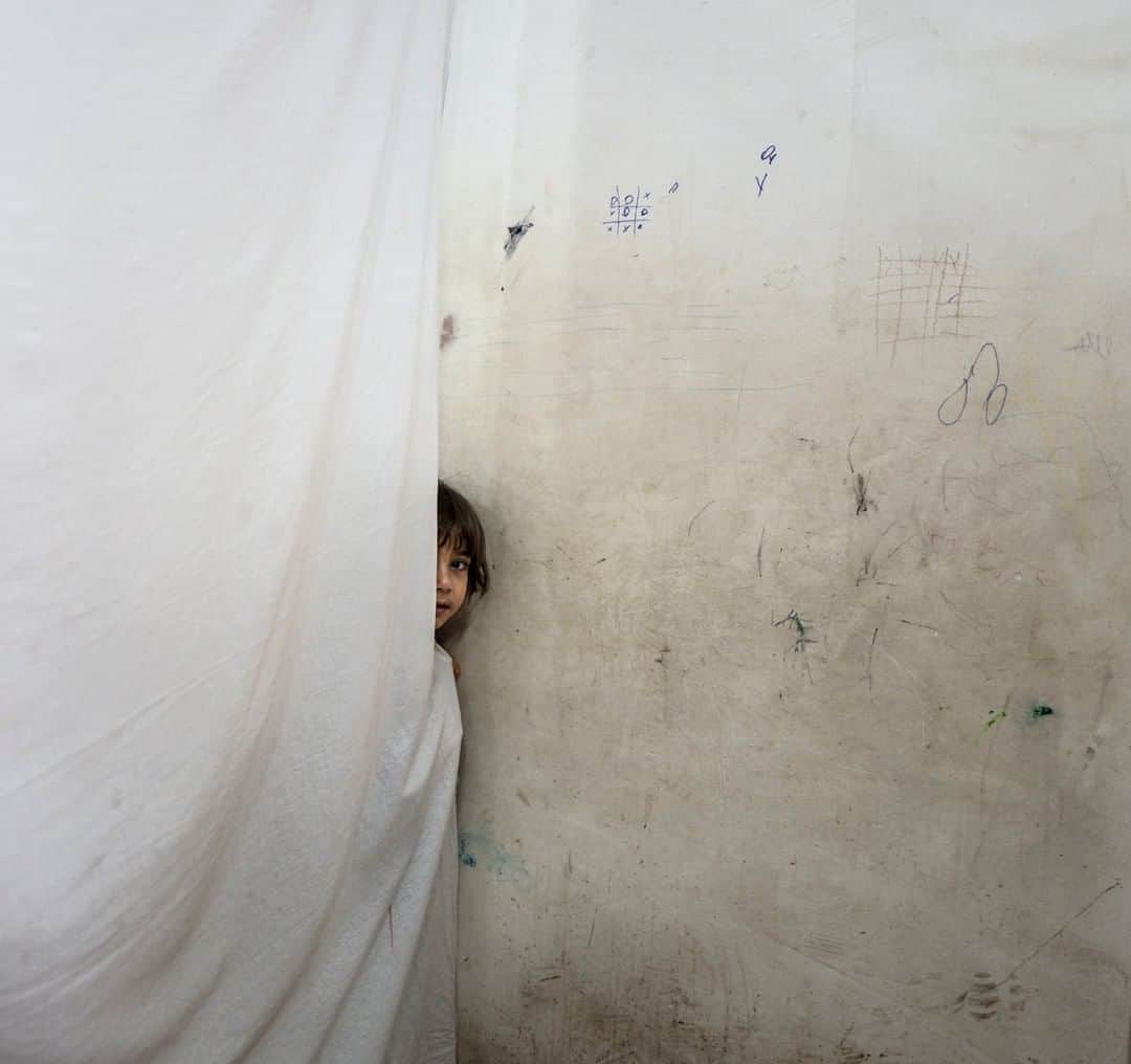 ナショナルジオグラフィックさんのインスタグラム写真 - (ナショナルジオグラフィックInstagram)「Photo by Muhammed Muheisen @mmuheisen | Farah, a five-year-old Iraqi refugee, peeks through a curtain at the doorway of her family’s shelter in a “one-stop center” where she and her family took refuge, in Serbia. For more photos and videos of the refugee crisis, follow me @mmuheisen @everydayrefugees and @mmuheisenpublic #everydayrefugees #muhammedmuheisen」5月31日 6時35分 - natgeo