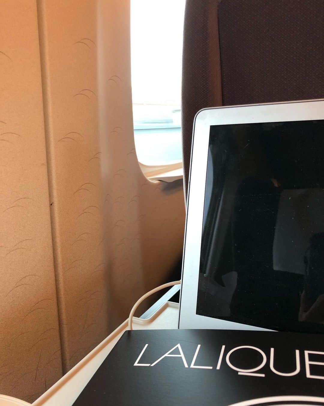 堤信子さんのインスタグラム写真 - (堤信子Instagram)「おはようございます😃寝坊せずにちゃんとあさイチの新幹線に乗れて一安心。東京に戻り、そのまま銀座 #伊東屋  へ。今日も一日、夏に出版予定の本、 #旅鞄いっぱいの東京  のロケに励みます。#堤信子 #早起き」5月31日 6時51分 - nobnob1111