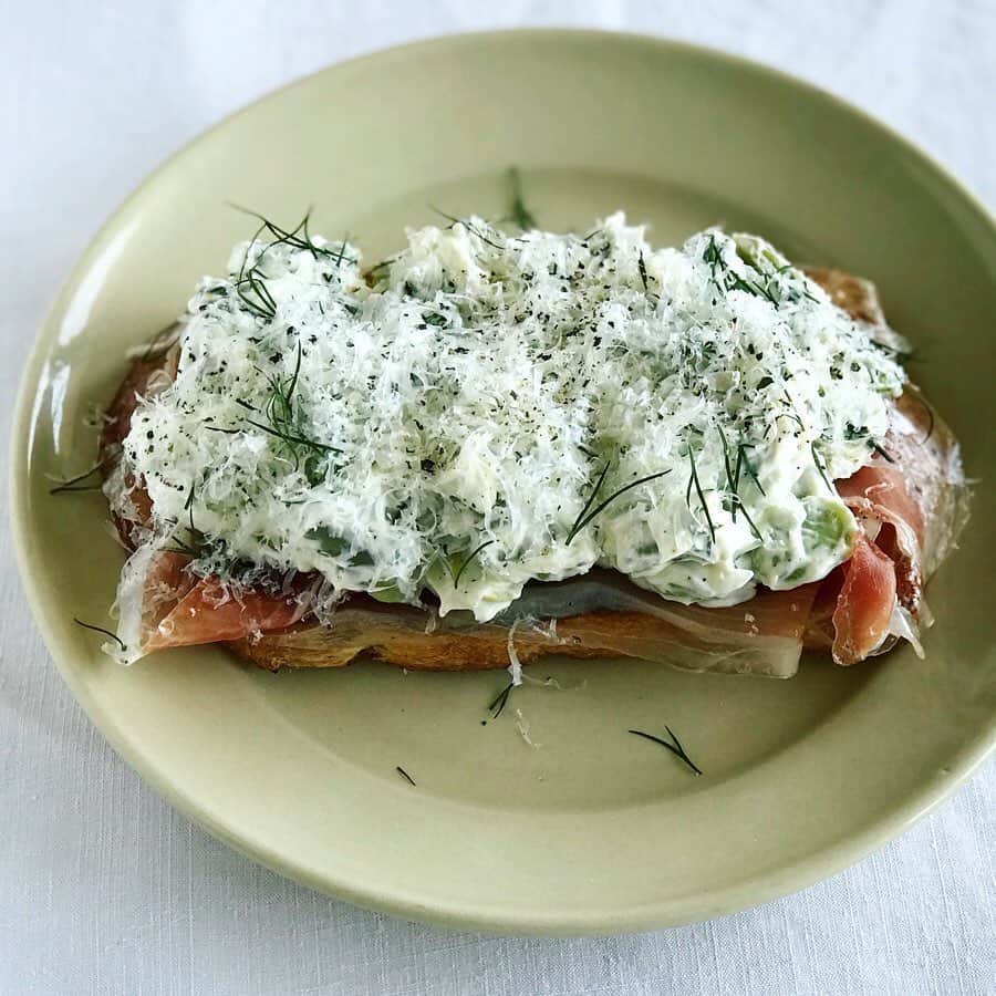 のインスタグラム：「St.JOHNならこうするね、 と勝手に脳内で仮想して、 料理を盛りつけることがよくある。 すると、好きな感じにできることが多い。 （注：St.JOHNで食べたことはまだないよ) • 5月のうちに。そら豆山盛り。 さやごとオーブン焼きした そら豆の薄皮をむいて20粒。 マスカルポーネとマヨネーズ、 ディルと和えるだけ。 • オリーブ油を塗って焼き網で コンガリ焼いたイギリス🇬🇧山食パンに 生ハムを2枚のせて。 網から離し、余熱で 生ハムの端が透明になったら そら豆のディル風味マスカルポーネ和えを全量のせる。 • グリュイエールチーズを たっぷりすりおろす。 半分に切って、これで２人前かな。 めちゃくちゃ、おいしい初夏味だ。 • すごくお腹をすかせてから ひとりで食べれば 5月のおいしい思い出になる。 • 盛りつけは、St.Jhonならこうするね。 #そら豆」