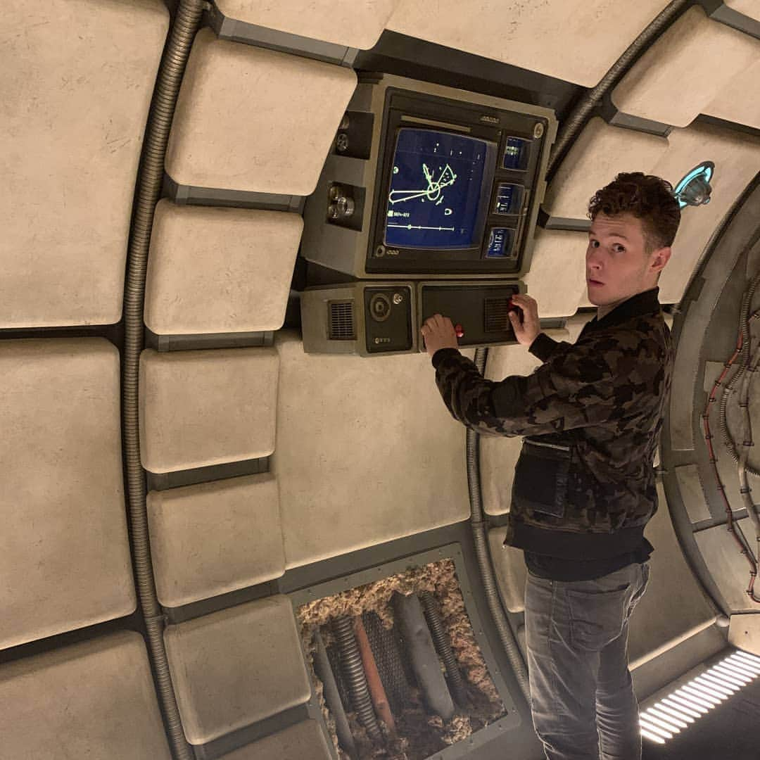 Nolan Gouldさんのインスタグラム写真 - (Nolan GouldInstagram)「Living my best nerd life in the all new @starwars #galaxysedge at @Disneyland I built a droid, got arrested by storm troopers, and totally crashed the Millennium Falcon on the new #smugglersrun ride. Thanks @abcnetwork for helping make it happen.」5月31日 6時58分 - nolangould