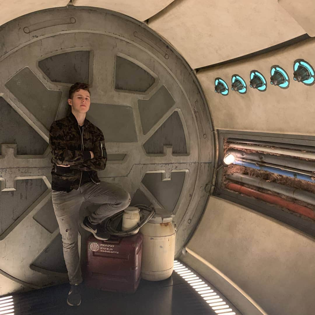 Nolan Gouldさんのインスタグラム写真 - (Nolan GouldInstagram)「Living my best nerd life in the all new @starwars #galaxysedge at @Disneyland I built a droid, got arrested by storm troopers, and totally crashed the Millennium Falcon on the new #smugglersrun ride. Thanks @abcnetwork for helping make it happen.」5月31日 6時58分 - nolangould