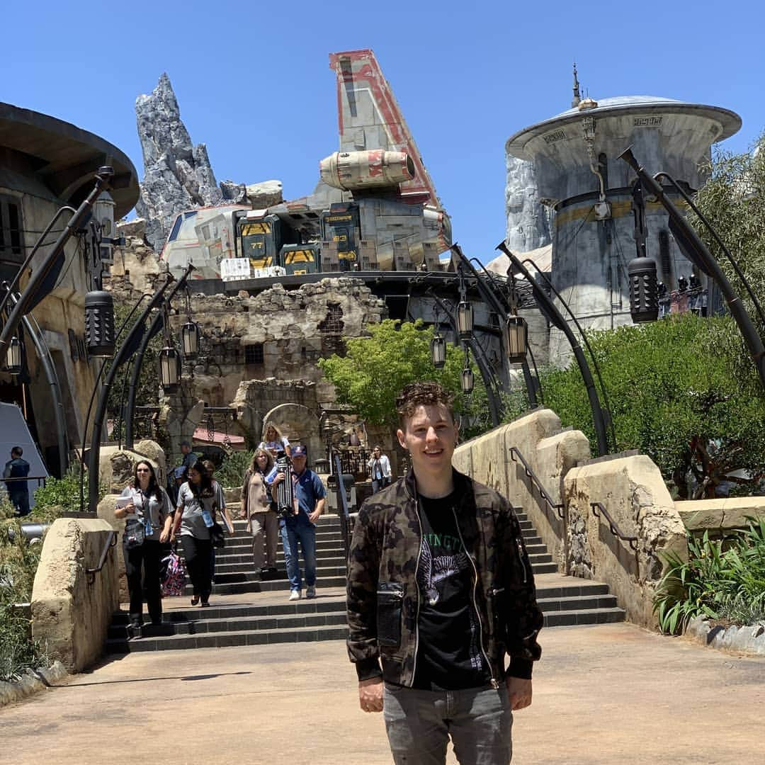 Nolan Gouldさんのインスタグラム写真 - (Nolan GouldInstagram)「Living my best nerd life in the all new @starwars #galaxysedge at @Disneyland I built a droid, got arrested by storm troopers, and totally crashed the Millennium Falcon on the new #smugglersrun ride. Thanks @abcnetwork for helping make it happen.」5月31日 6時58分 - nolangould