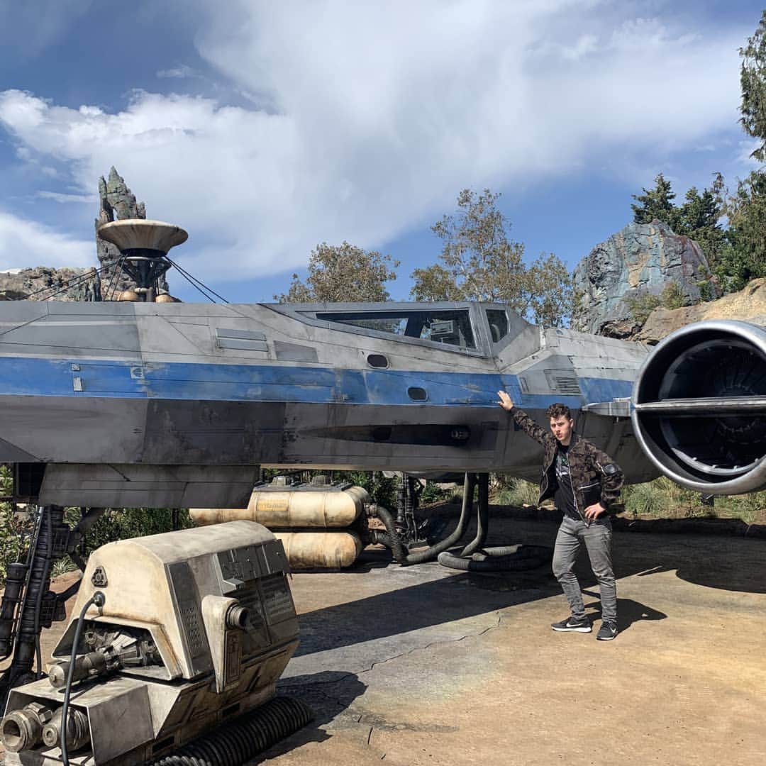 Nolan Gouldさんのインスタグラム写真 - (Nolan GouldInstagram)「Living my best nerd life in the all new @starwars #galaxysedge at @Disneyland I built a droid, got arrested by storm troopers, and totally crashed the Millennium Falcon on the new #smugglersrun ride. Thanks @abcnetwork for helping make it happen.」5月31日 6時58分 - nolangould