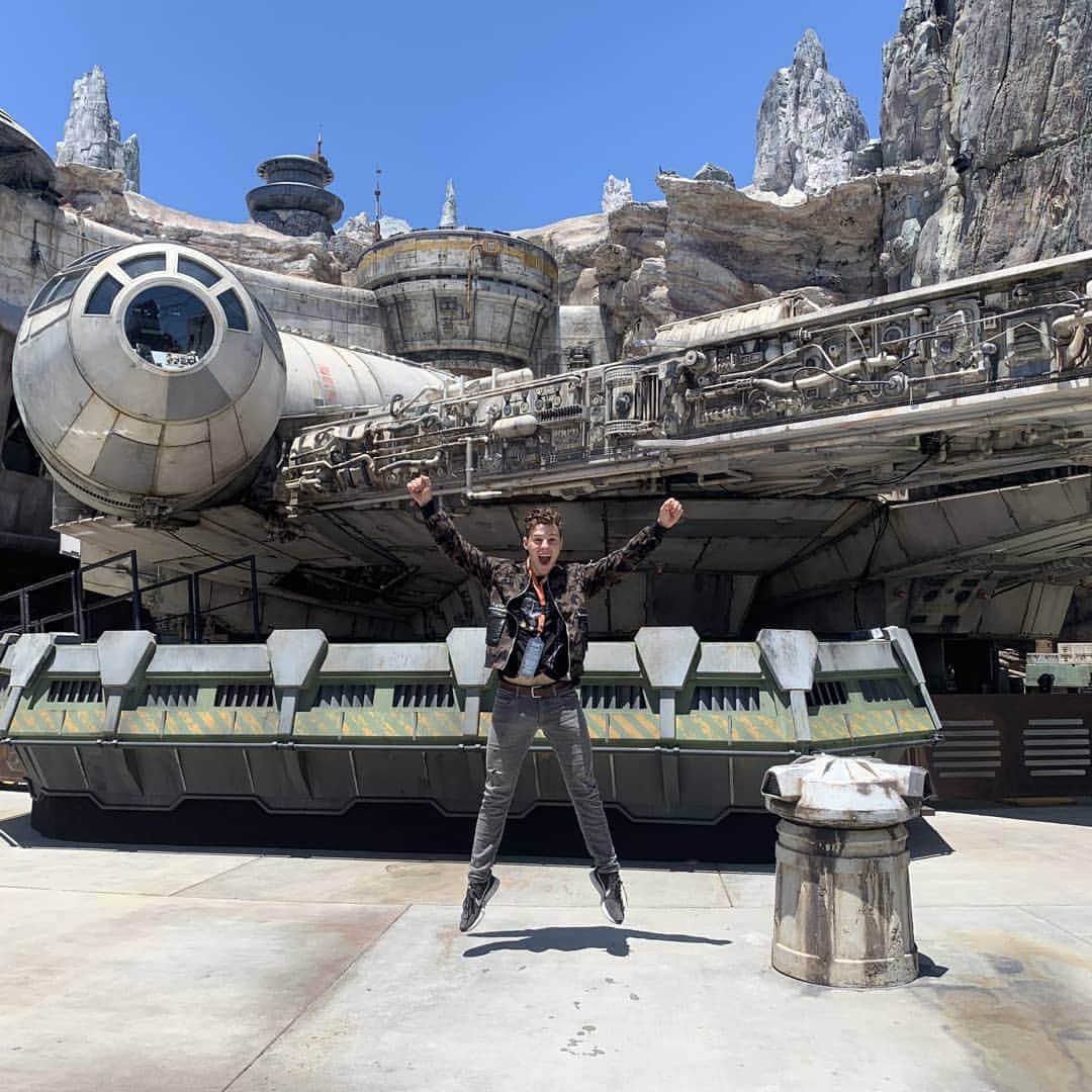 Nolan Gouldのインスタグラム：「Living my best nerd life in the all new @starwars #galaxysedge at @Disneyland I built a droid, got arrested by storm troopers, and totally crashed the Millennium Falcon on the new #smugglersrun ride. Thanks @abcnetwork for helping make it happen.」