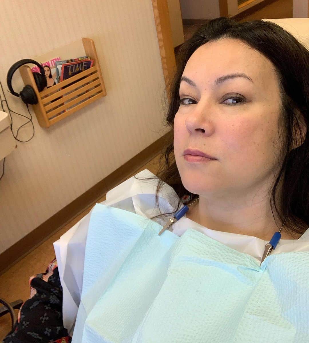 ジェニファー・ティリーさんのインスタグラム写真 - (ジェニファー・ティリーInstagram)「Root canal. 🦷 🤕」5月31日 7時00分 - jennifertilly