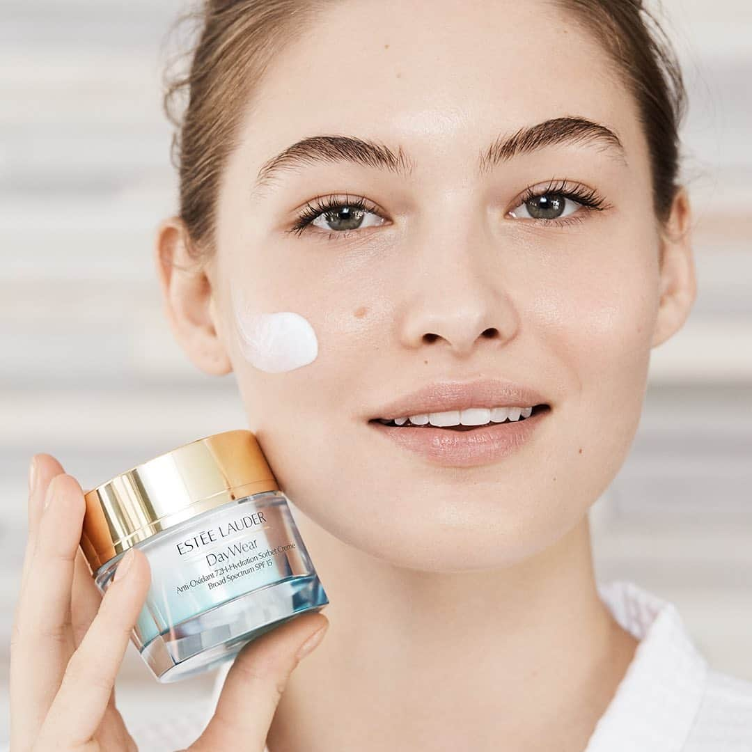 エスティローダーさんのインスタグラム写真 - (エスティローダーInstagram)「#EsteeModel @lovegrace_e seizes the day without a #skincare worry. NEW #DayWear Anti-Oxidant Sorbet Creme SPF 15 is the waterlight texture and environmental protection your skin is craving this summer💧#EsteeMoisturizers」5月31日 7時01分 - esteelauder