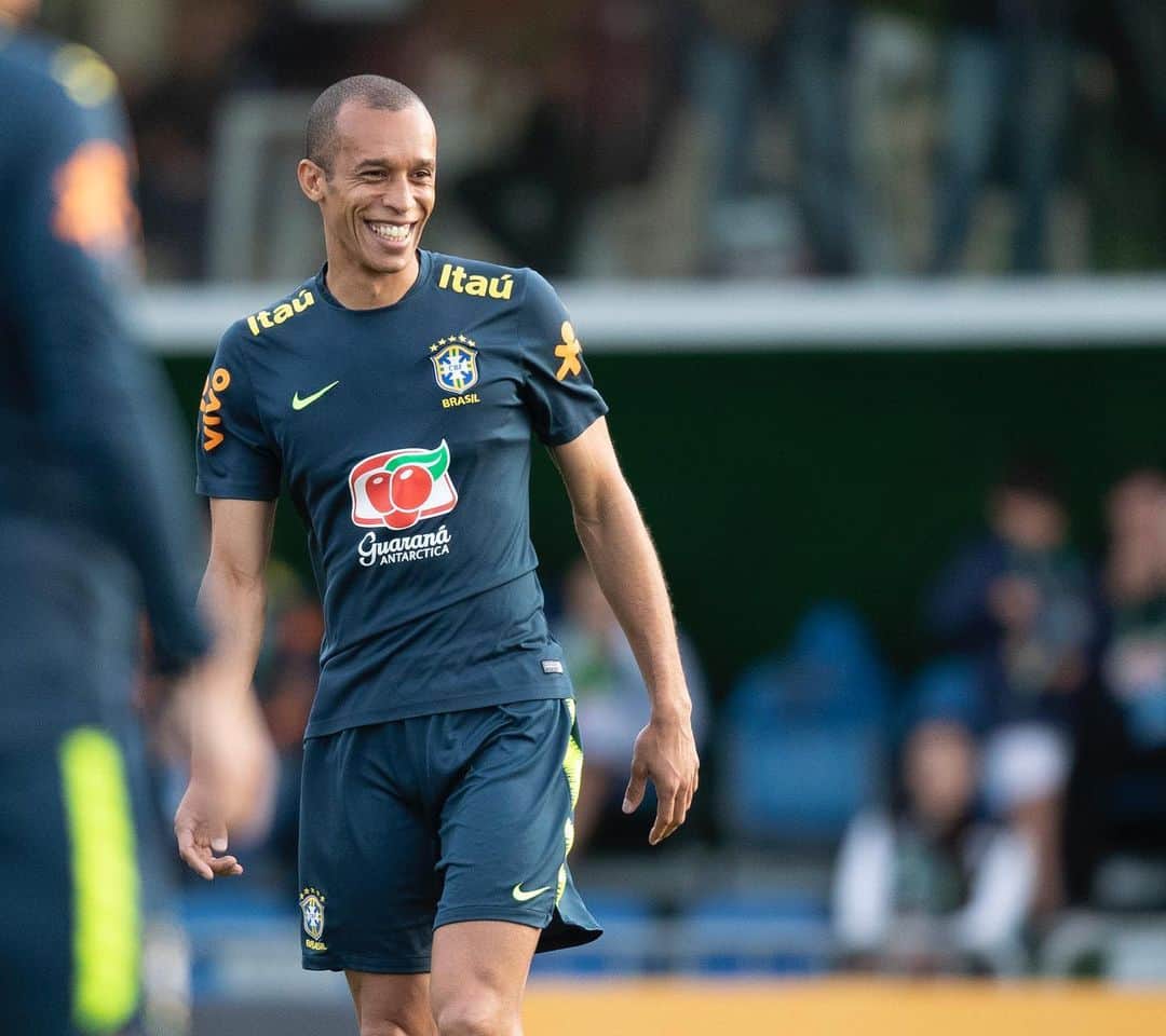 ミランダのインスタグラム：「Alegria de vestir esta camisa 🇧🇷🙏🏽 @lucasfigfoto 📷」