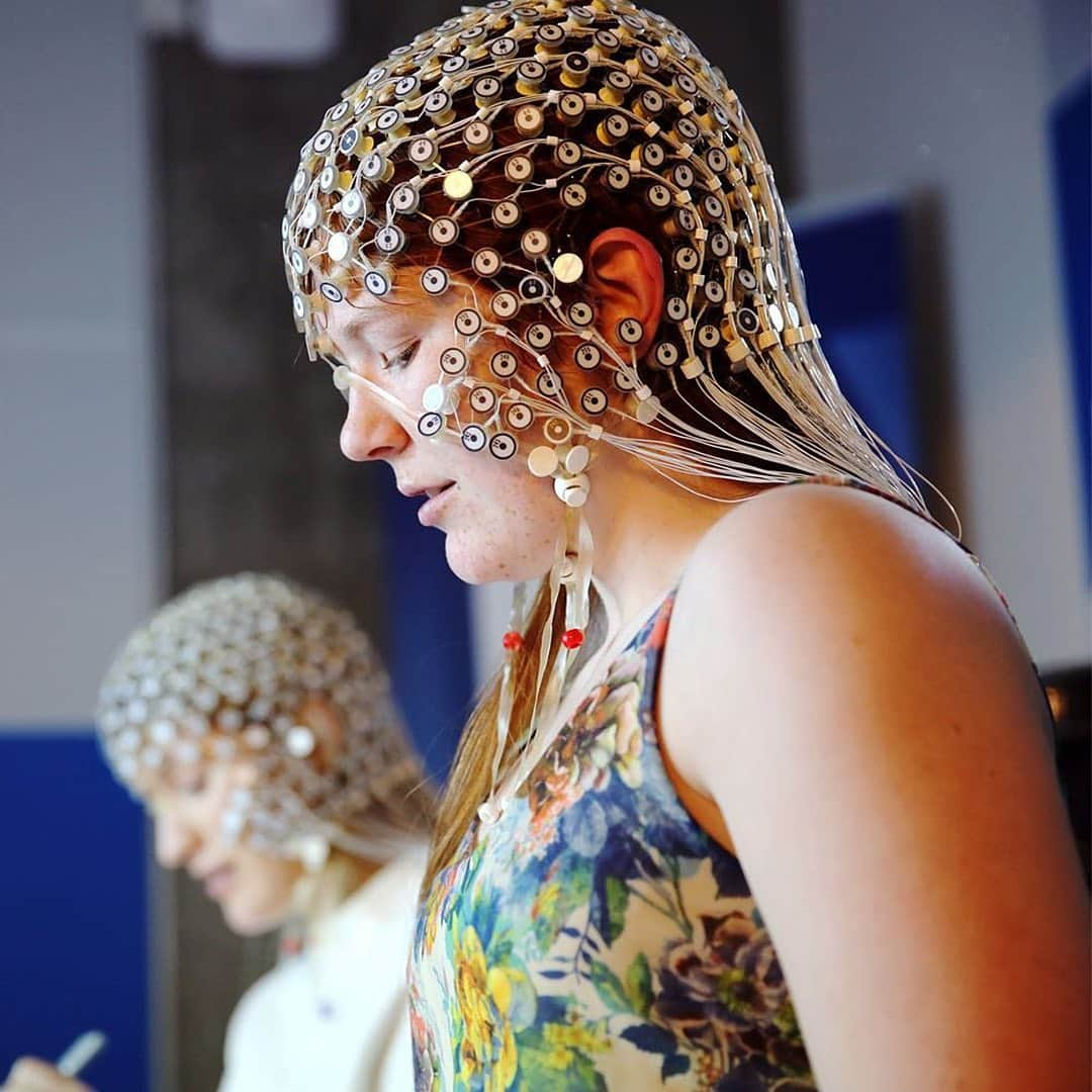 Microsoftさんのインスタグラム写真 - (MicrosoftInstagram)「#DYK A brain research study by the Norwegian University of Science and Technology, which used 'headgear' with over 250 sensors for detecting advanced brain signals, found that handwriting digital notes is a more efficient way to recall and remember information than using a laptop with a keyboard.  That's why more teachers and lecturers are focusing on 2-in-1 devices, or convertible devices like the #SurfacePro and #SurfaceBook for touch input with a finger or pen.」5月31日 7時02分 - microsoft