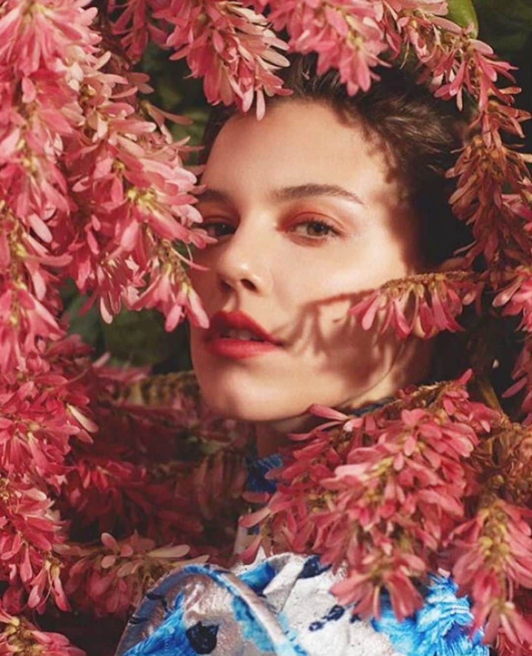 Alice Wegmannのインスタグラム：「flores dentro e fora de mim  @marieclairebr」