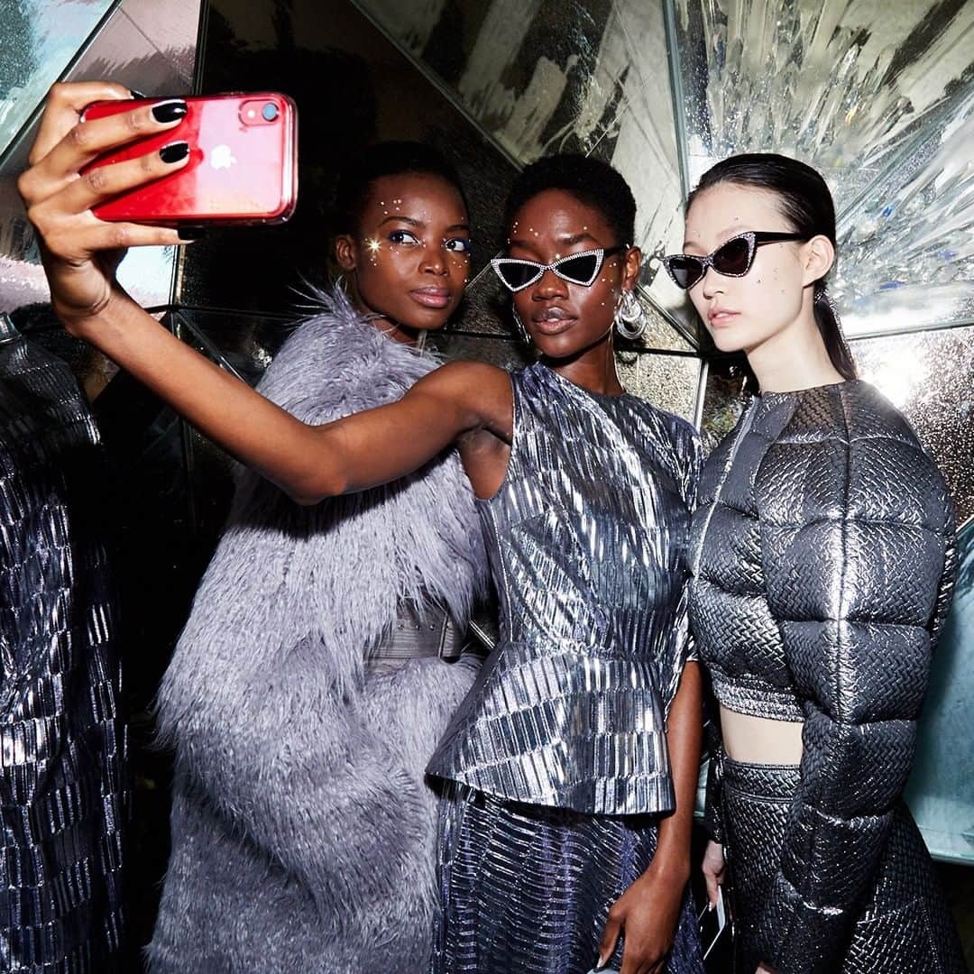 NYFW（ニューヨークファッションウィーク）さんのインスタグラム写真 - (NYFW（ニューヨークファッションウィーク）Instagram)「A selfie a day keeps the doctor away (that's how the saying goes, right?) Backstage photo by @andrewdaystudio before @csiriano's #NYFW runway show.」5月31日 7時13分 - nyfw