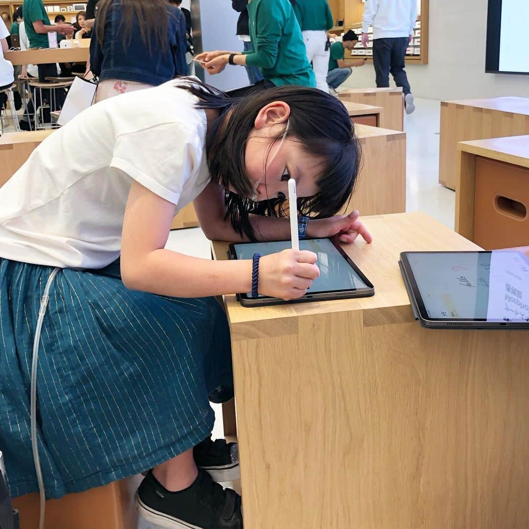 yukiさんのインスタグラム写真 - (yukiInstagram)「#applestore #アップルストアのセッション #楽しすぎ #iPad欲しい #apple派 #🍎 #milka おはようございます。  先日、Appleに行ったら ちょうど、お絵かきセッションがあり ふたりで参加してみました。 かなりクオリティ高めなの上、無料！ 時間のある時は通いたいです🤓  お絵かき好きにはたまらない❤︎ そして、iPadが欲しくてたまらない❤︎」5月31日 7時08分 - milkayuki