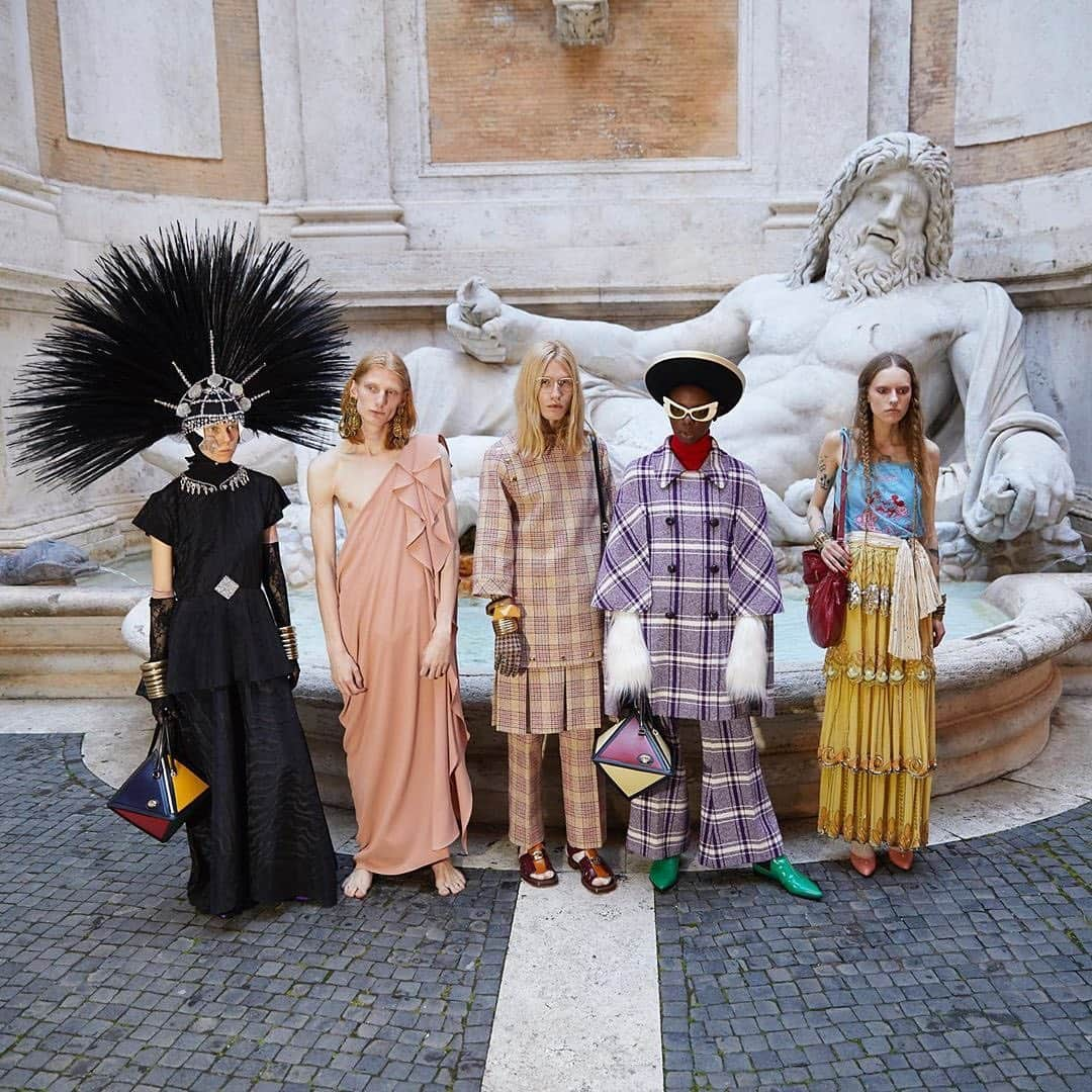 Fashion Weekさんのインスタグラム写真 - (Fashion WeekInstagram)「In Rome, @gucci presented its #GucciCruise20 collection inside Rome’s Capitoline Museums. From Ancient Roman-inspired tailoring to 1930s opulence, @alessandro_michele paid tribute to freedoms of self-expression and Italian history throughout the collection. Photo c/o #Gucci」5月31日 7時11分 - fashionweek