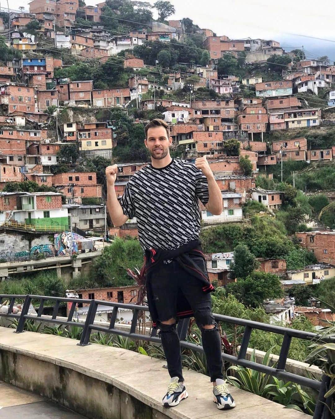 ヘスス・フェルナンデス・コラードのインスタグラム：「🙏🏼🇨🇴🙏🏼」