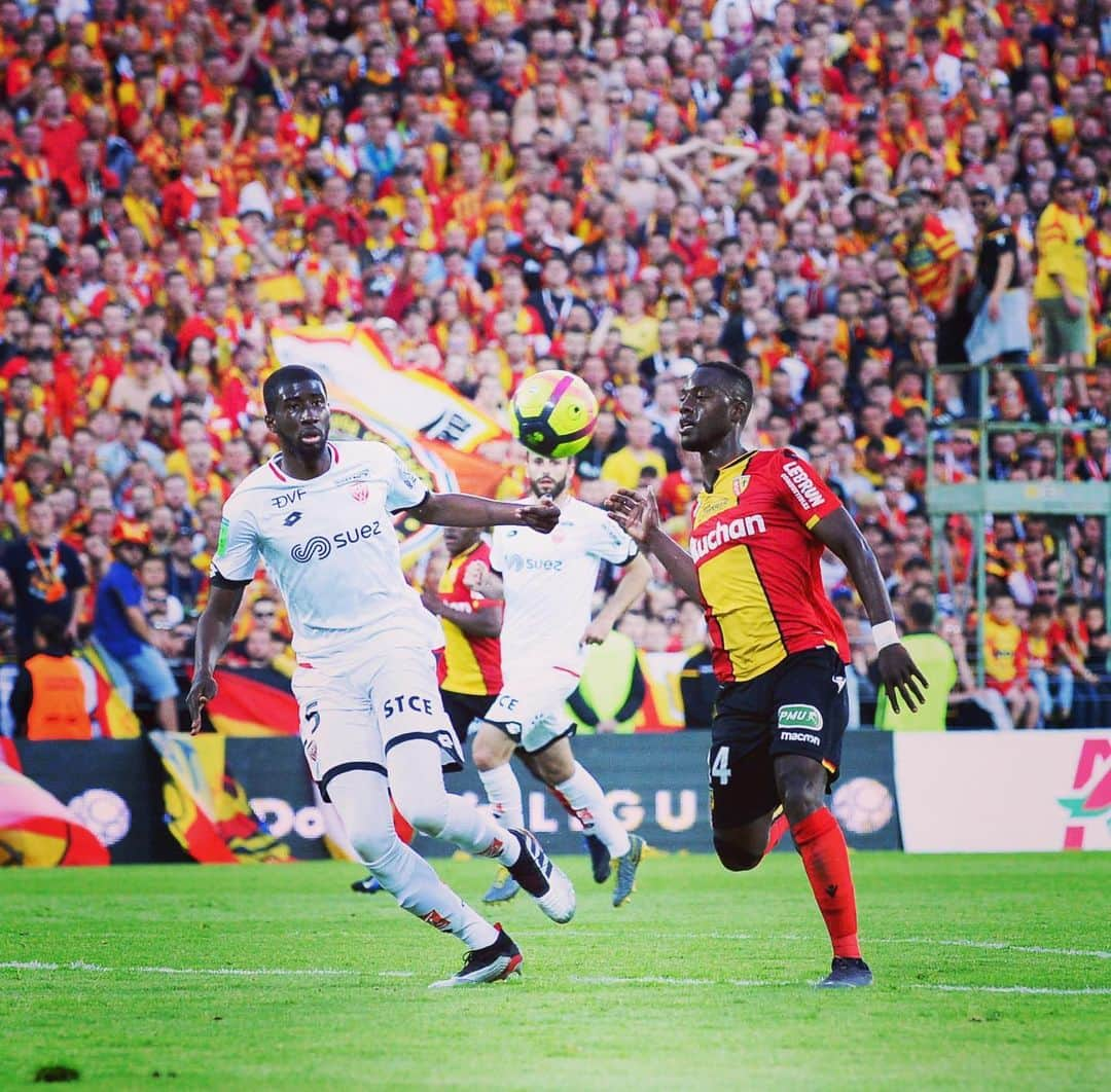 リーグ・アンさんのインスタグラム写真 - (リーグ・アンInstagram)「Le #RCLens et le #DFCO se quittent dos à dos lors du match aller des #BarragesLigue1Conforama 🤝 ! #RCLDFCO (1-1) Tout se jouera à Gaston-Gérard dimanche 💪 • • #BarragesLigue1Conforama #RacingClubdeLens #RCL #DijonFCO #DijonFootballCotedOr #Bollaertdelelis #StadeBollaertDelelis」5月31日 7時17分 - ligue1ubereats