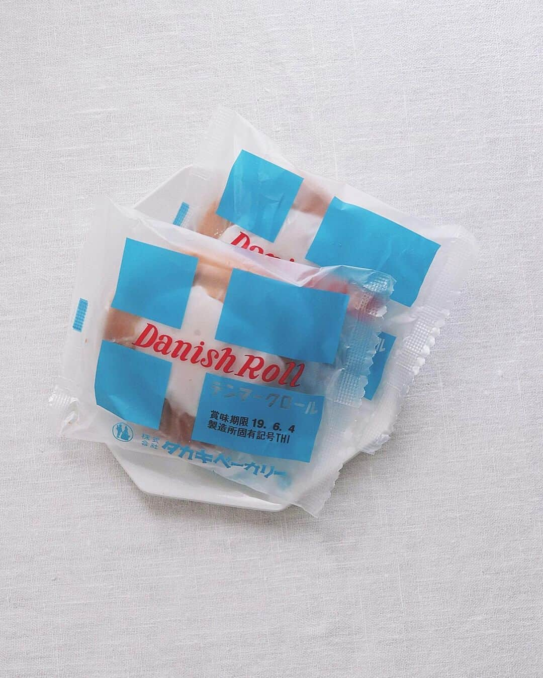 樋口正樹さんのインスタグラム写真 - (樋口正樹Instagram)「Danish Roll . タカキベーカリーの 復刻デンマークロール。 @takaki_bakery_official . 西日本限定ですけど、 嬉しいことに頂いた〜！ ボナさんガン見です。 コーヒーに良く合うので 今日の朝食はコレで。 . . #デンマークロール #菓子パン #朝パン #タカキベーカリー #西日本限定 #広島土産 #ご当地パン #パッケージデザイン #ロングセラー #おやつとボナさん #danishroll #danishpastry」5月31日 7時30分 - higuccini