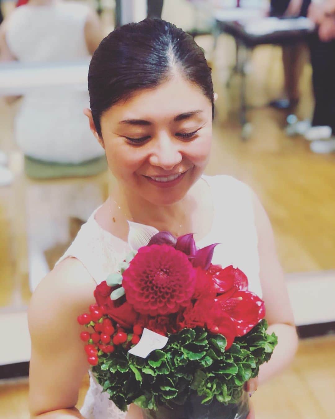 間々田佳子のインスタグラム：「ステキなお花をいただきました😊💕 #間々田佳子」