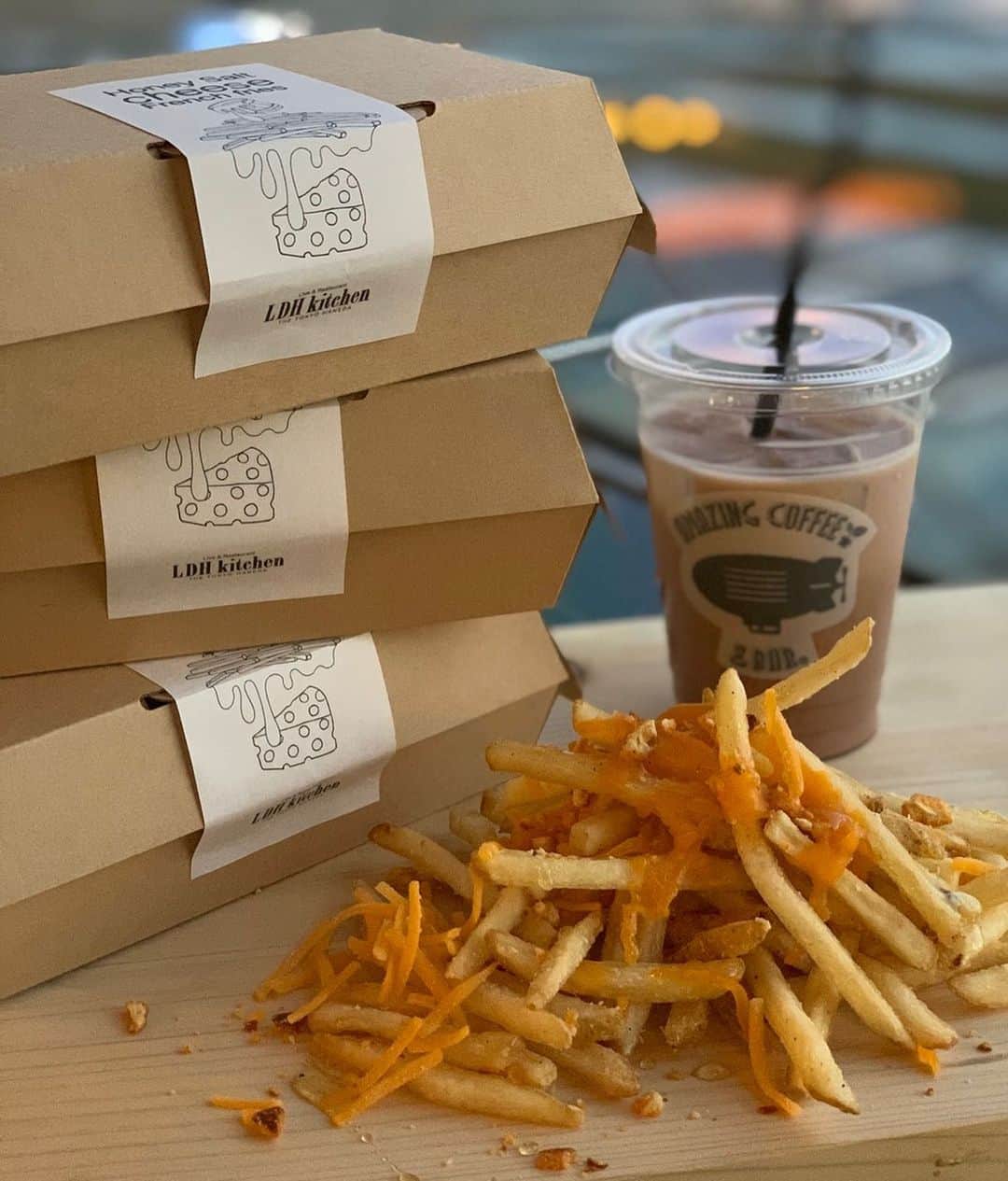 のインスタグラム：「. 🛫LDH kitchen THE TOKYO HANEDA店にて テイクアウトフードを期間限定発売 本日最終日‼️ . 本日、5月31日(金)までです！ LDH kitchen THE TOKYO HANEDA オリジナル 「ハニーソルトチーズ フレンチフライ」🍟 . はちみつの甘さと粗塩の塩気のハーモニーとチーズのコクがあわさり、魅惑の味わいのフライドポテト！ 美味しい罪の味となっております🧀🍯🐝♡ コーヒーとの相性も抜群なので、 テイクアウトコーヒーのお供にオススメです☕️♪ __________________ ●ハニーソルトチーズ フレンチフライ ￥700 (tax in) . 更に、AMAZAING COFFEE & BARのテイクアウトドリンクをご利用の方限定にて、 . ●ハニーソルトチーズ フレンチフライ ＋ 本日のコーヒー ●ハニーソルトチーズ フレンチフライ ＋ カフェラテ ●ハニーソルトチーズ フレンチフライ ＋ チョコモ〜モ〜  上記3種をお得なセットにてご用意いたしました 🍟＋☕️=￥1,000 (tax in)✨ . 他、AMAZING COFFEE & BARのテイクアウトドリンクをオーダーで、フレンチフライが￥500 (tax in)でオーダーできます！  期間：5月31日(金) 本日最終日‼️ 販売中です‼️ __________________________________________ ■Live & Restaurant LDH kitchen THE TOKYO HANEDA■ 東京都区羽田空港3-3-2  第1旅客ターミナル 5F THE HANEDA HOUSE ☎︎03-5579-7461  営業時間 11:00〜23:00(LO/22:00)  定休日 年中無休 www.ldhkitchen-thetokyohaneda.jp . #LDHkitchen #LDHkitchenTHETOKYOHANEDA #amazingcoffeeandbar #LiveandRestaurant #羽田空港 #羽田空港グルメ #フレンフライ #ソルトハニーチーズ #AMAZINGCOFFEE #HANEDAHOUSE  @thetokyohaneda_official @amazing_coffee_official」