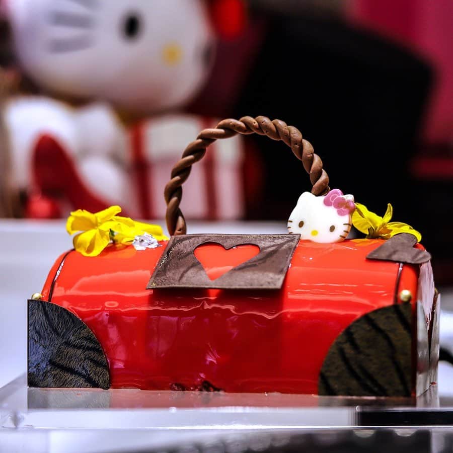 のインスタグラム：「. .  Folk Kitchen  先日 @hiltonosaka にて スタートした 新たなビュッフェは なんとなんと キティちゃんーっ!  目を瞑っても キティちゃんがそこに居るような気がするほど ケーキ(写真のバッグも🍰)から ディスプレイまで どこを見ても キティちゃん一色。  これを機に 目を瞑っても キティちゃんを描けるように なりたい所存。  event:2019年5月31日(金)～8月31日(土)  #hiltonosaka #ヒルトン大阪#ハローキティ #HelloKitty」