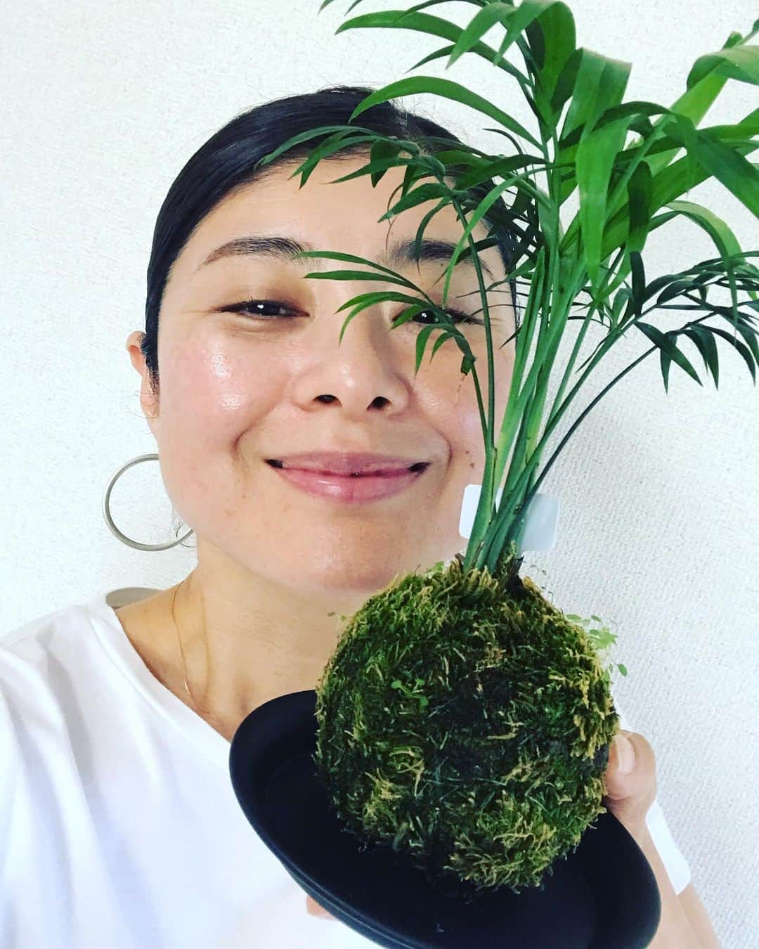 間々田佳子のインスタグラム：「ヤシくんをいただきました！ 苔好きな私には とっても嬉しい贈り物💕 いつもありがとう！  #間々田佳子」