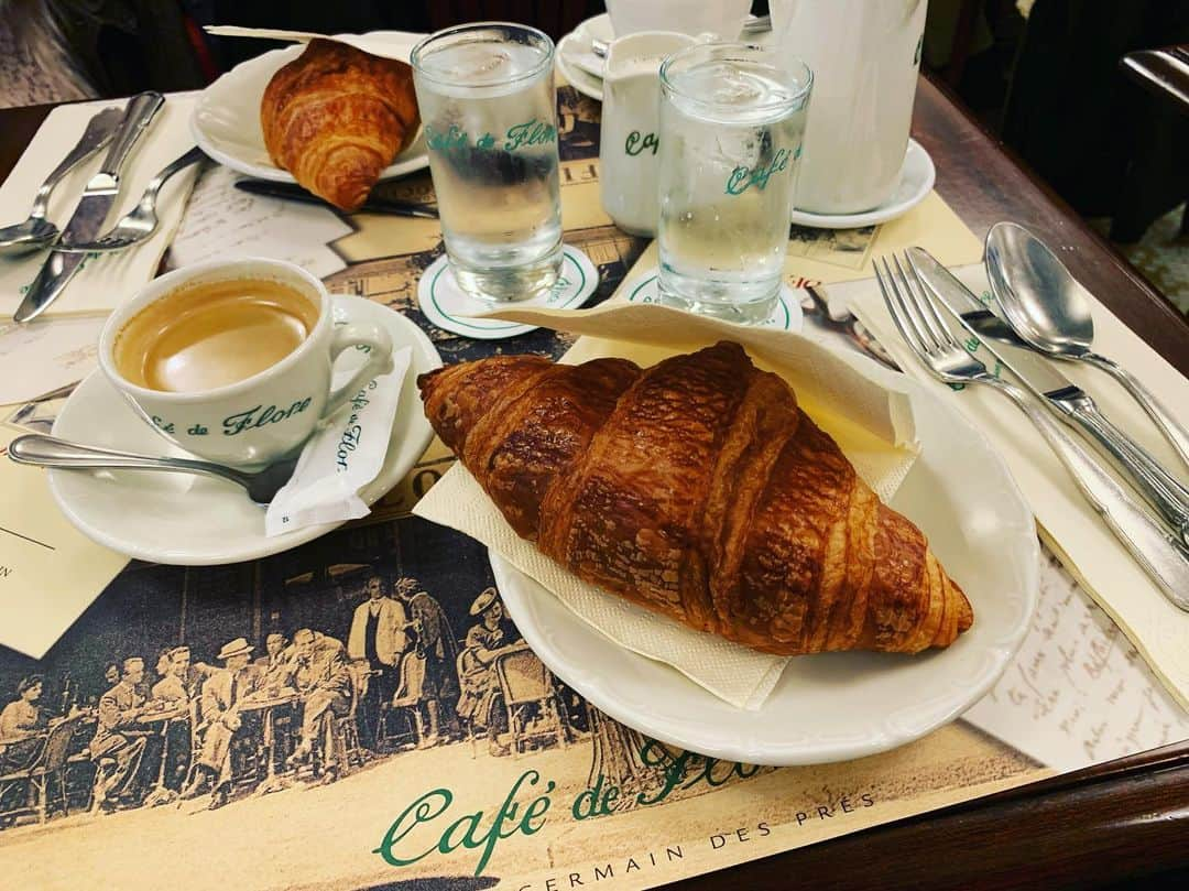 石田ひかりさんのインスタグラム写真 - (石田ひかりInstagram)「Le meilleur porridge croissant de la vie❣️ espresso ❣️tarte tartan❣️ #becauseIloveyou #翻訳が💦💦 #クロワッサン粥🥐 #人生最高のクロワッサン❣️」5月31日 7時46分 - hikaringo0525