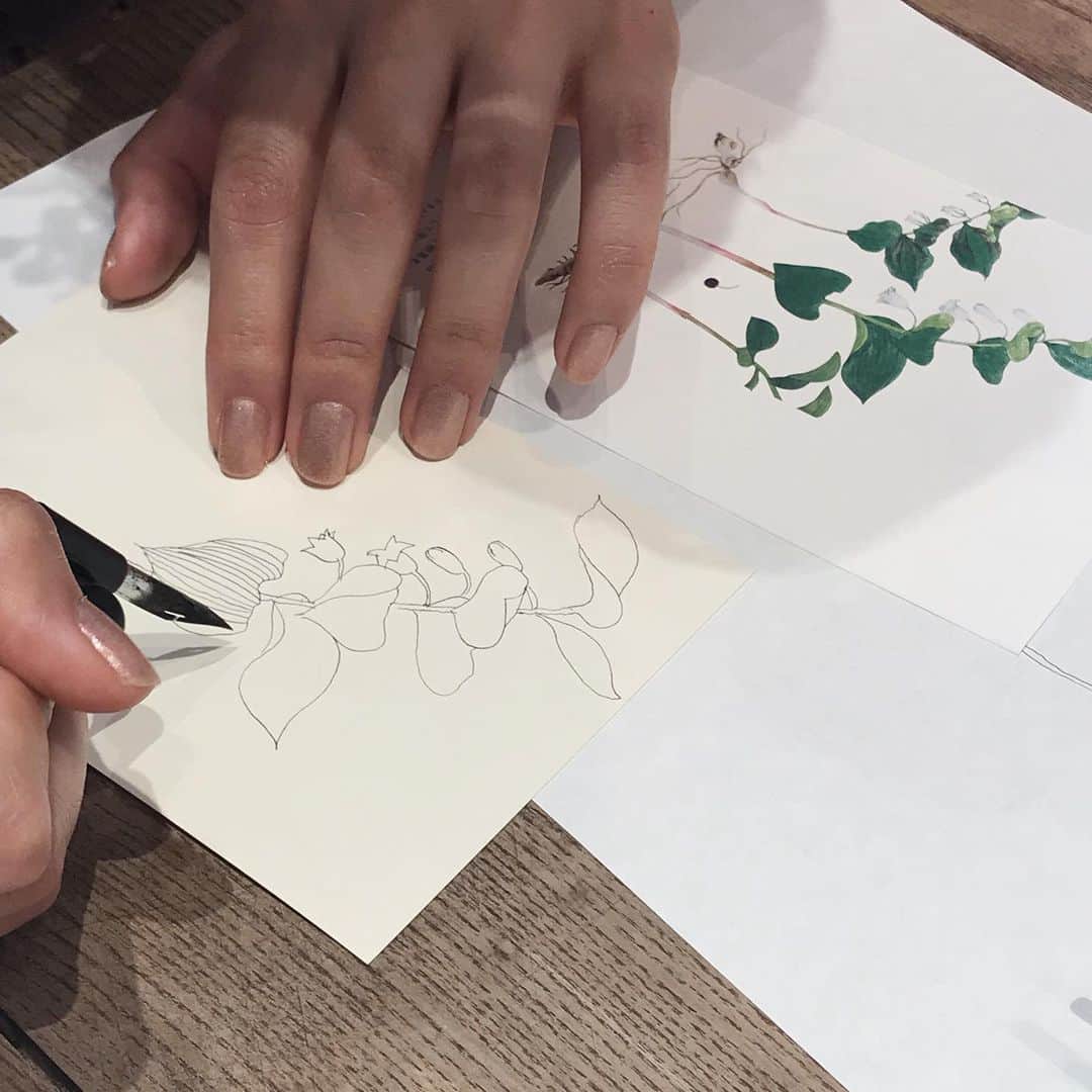 Veronica Halimさんのインスタグラム写真 - (Veronica HalimInstagram)「The fun part is choosing the botanical sample from the pile 100 different sketches — #workshop #vhcalligraphy #truffypi #calligraphyworkshop #creativeworkshop #カリグラフィー #カリグラフィースタイリング #カリグラフィーワークショップ #モダンカリグラフィー #library #workshop2019 #penmanship #books #encyclopedia」5月31日 7時52分 - truffypi