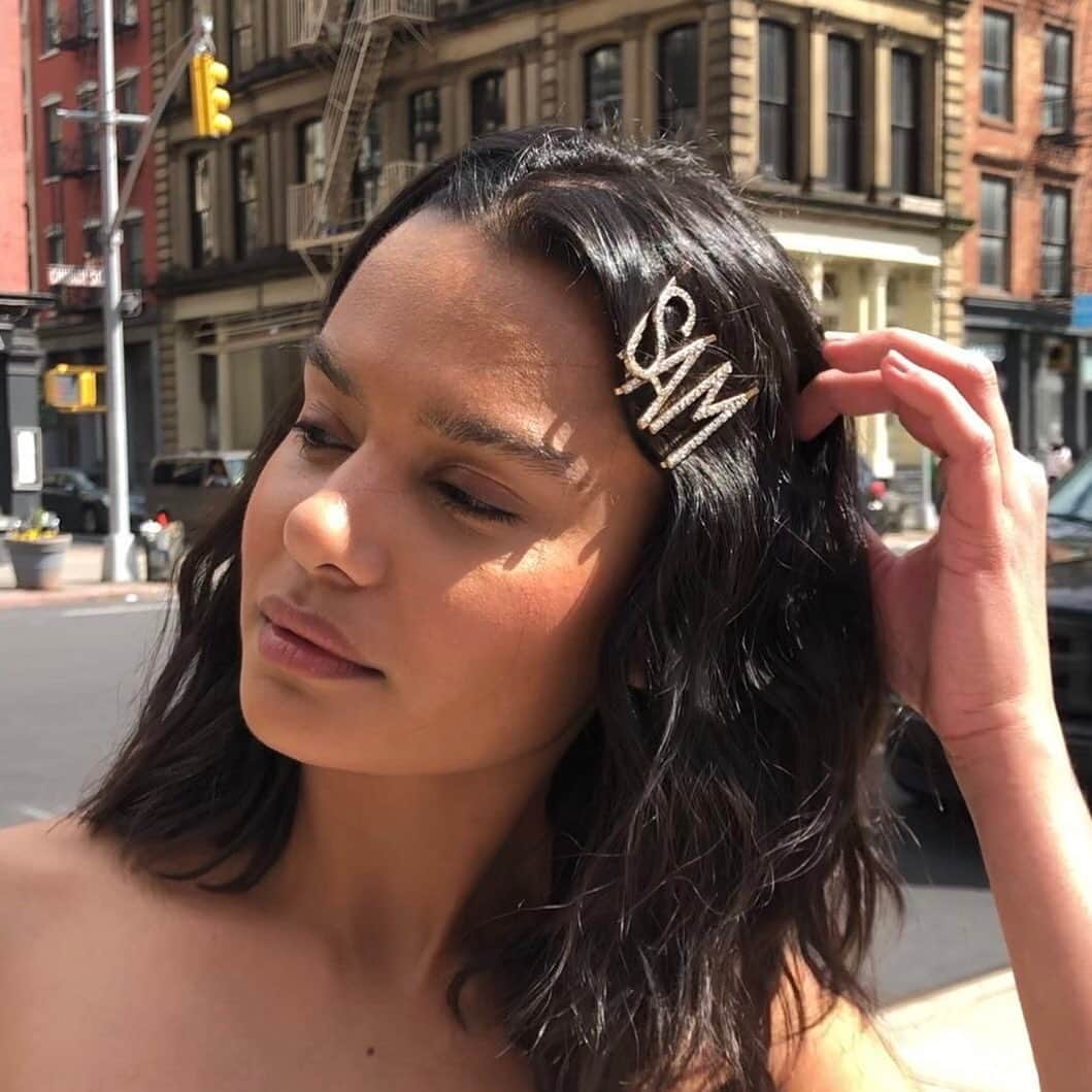 freepeopleさんのインスタグラム写真 - (freepeopleInstagram)「Hair pins are the new name necklaces. Head to our story for our other go-to hair accessories. @swan_sam」5月31日 7時57分 - freepeople