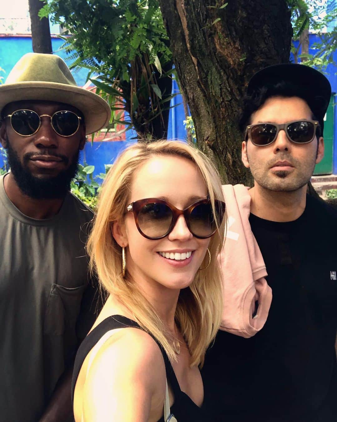 アンナ・キャンプさんのインスタグラム写真 - (アンナ・キャンプInstagram)「Yesterday was lovely @fridakahlo house in #mexicocity with @lamorne and @julio_ramirezr 🦋🌻☕️💙🎨🌺🦚」5月31日 7時58分 - therealannacamp