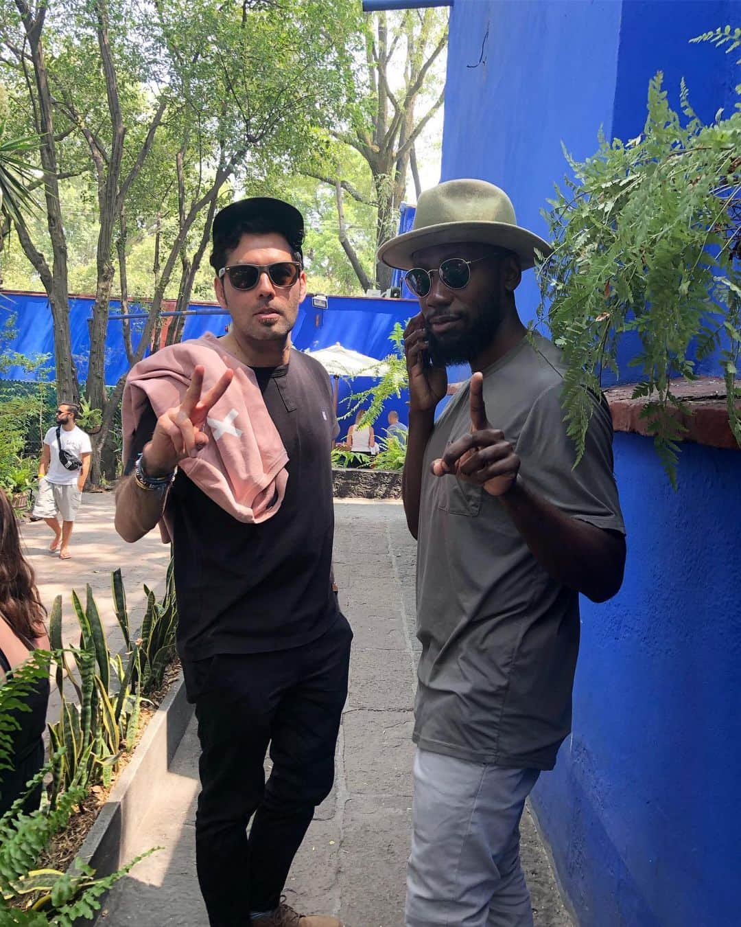 アンナ・キャンプさんのインスタグラム写真 - (アンナ・キャンプInstagram)「Yesterday was lovely @fridakahlo house in #mexicocity with @lamorne and @julio_ramirezr 🦋🌻☕️💙🎨🌺🦚」5月31日 7時58分 - therealannacamp