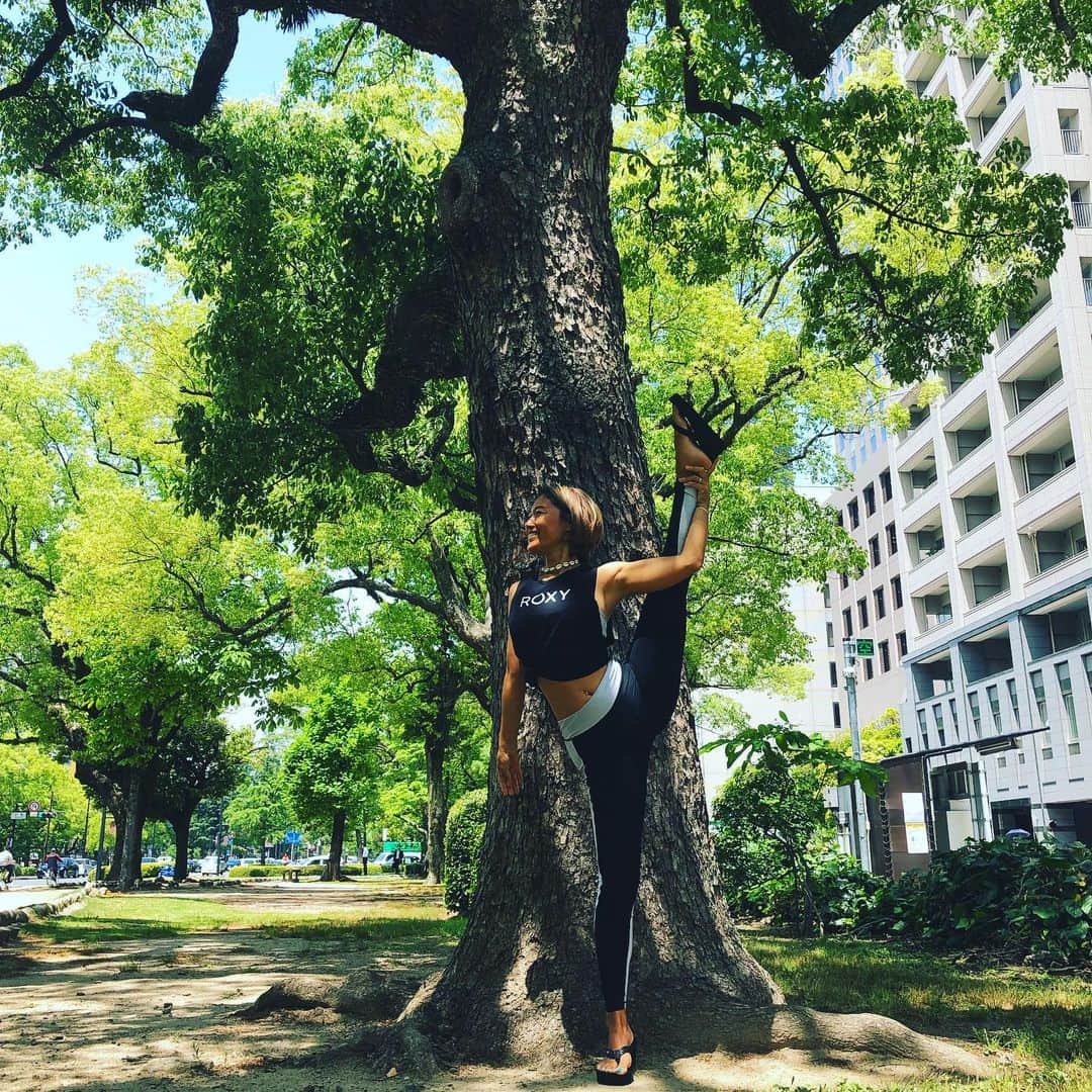 のインスタグラム：「5月も今日で終わり🎏  最近、忙しいを理由にかまけていた女らしさ。  今年も早くも後期に入る2019年の目標を仕事を頑張るだけじゃなく女磨きも忘れないように努力します。  みんなは自分のどんな瞬間に女を感じますか？  この間どこかのクラスでこの質問をしたら、もう忘れた。どこかに置いてきた。なんて答えも🤭💦 でもいつまでも女でいたい人は何歳になっても目標値が高く、ファッションを楽しんだり、カラダ作りをしたりとこと欠かしません。  では、なぜキレイになることをやめないのか？と聞いたら、  全員ではないけどほとんどの人が愛する人の為という回答が多くてびっくり‼️サイコーじゃん😍✨😍✨ . . 世の中、ラブが溢れてるよ❤️ . . .  #love #happy#❤︎#yoga#yogalife #yogawear#teamnatural #peacepark #hiroshimajapan#yogateacher#wood #広島観光 #広島ヨガ#ヨガ好きな人と繋がりたい #ヨガ#開脚#バランス#女磨き#女#トレーニング#朝ヨガ#朝活#好きなことを仕事に #ヨガポーズ#roxyjapan#roxyfitness#roxylife」