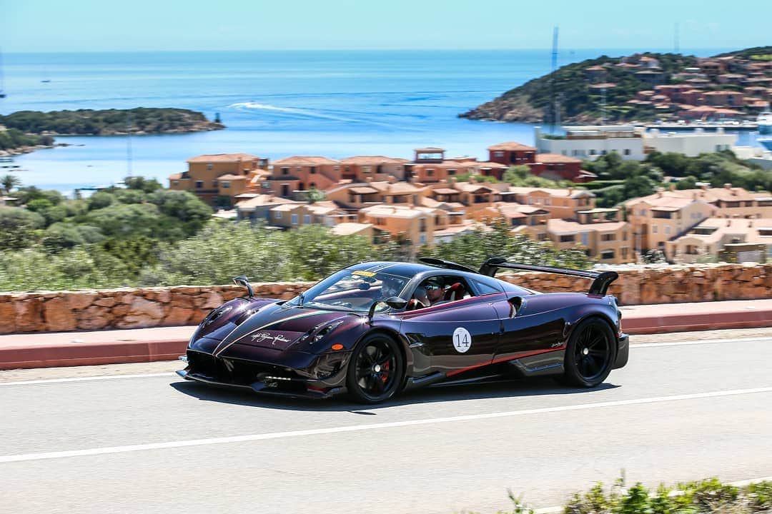 パガーニ・アウトモビリのインスタグラム：「The enchanting Pagani Huayra BC on the island of Sardinia during the #paganiraduno - The Vanishing Point  #pagani #huayra #huayrabc」
