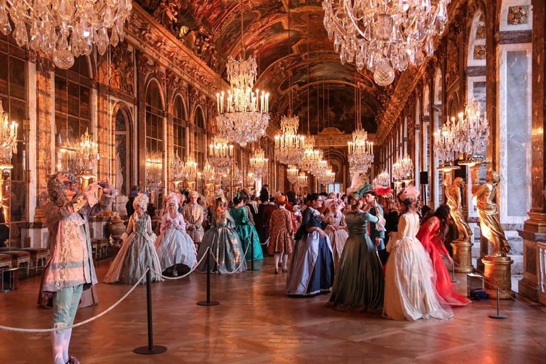 フランス大使館さんのインスタグラム写真 - (フランス大使館Instagram)「【今日のプチ知識❓】5月27日、ベルサイユ宮殿で５回目となる「フェット・ギャラント」（雅な宴）という舞踏会が開催されました。ルイ14世時代の衣装を着てバロックダンスを踊るイベントで、700人もの人が参加しました。今年のテーマはマリー・アントワネットとそのモード🇫🇷😍© CVS / Virginie Marty ❓ Le saviez-vous ? Féru d'histoire ? Pour la 5ème éd. des #FETESGALANTES, le @CVersailles a ouvert ses portes le 27 mai à près de 700 personnes vêtues de costumes d’époque. Une occasion unique de se replonger dans l'atmosphère de la cour du roi Soleil ! © CVS / Virginie Marty」5月31日 8時00分 - ambafrancejp