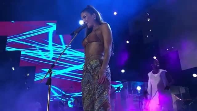 Claudia Leitteのインスタグラム：「Ok! A barriga não vai estar igual😝, mas, a energia... ah! Bebê! Amanhã, em #TRANCOSO, vou estar daquele jeito que vcs conhecem! @sanislandweekend, “venha de cunforça”! @zeaugustto e @andremagalgagliano hidratem-se! 🤣 #TBT ps. Vídeo da minha gostosa @centraldefascl ♥️🥰」