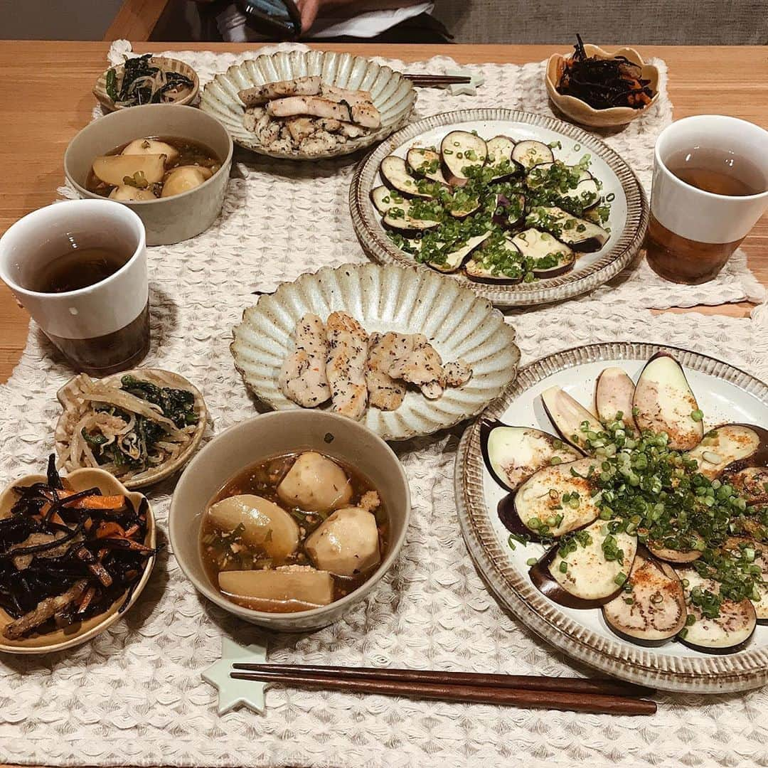 クロさんのインスタグラム写真 - (クロInstagram)「✧*。昨日の晩御飯👩🏽‍🍳✧*。𓏸  ナスどんだけ食べるのよご飯🤘🏽✨✨ 詳しくはブログに書きました✍🏽✍🏽 BlogはトップURLから、見てみて下さい♩. . #カジキのバジル焼き #ナスポン #カブと里芋のあんかけ #ひじきの煮物 #ほうれん草ともやしの胡麻酢和え #クロリサ的自炊 #お家ご飯 #クッキングラム #ご飯作り修行中 #新米主婦 #晩ごはん #instagood #instalike」5月31日 8時10分 - kuro_risa