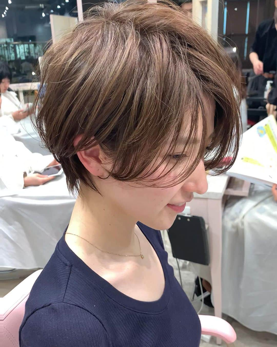 ✂︎伊輪/ショート&ボブ/銀座/渋谷/亀戸/美容師✂︎さんのインスタグラム写真 - (✂︎伊輪/ショート&ボブ/銀座/渋谷/亀戸/美容師✂︎Instagram)「✨✨✨2019年  夏  伊輪 ショートはさらに進化します✂︎✂︎✂︎✨✨✨ミニーカラー ×  ミニーショート × ✂︎✂︎✂︎✨✨✨ . ◆ 🌟 🌟2019年3月🌟2回目の個人月間指名総売上 1300万円を達成できました✨✨✨✨お客様には心より感謝申し上げます。 . そして、🌟2019年 ⚡️自分に自信がない方⚡️をTEAM伊輪でモテる（自信ももてる）女子にします😊😊😊自分なんてかわいくない。自分はブス。自分に自信がない。自分の年齢的にあきらめちゃう、自分が好きじゃない、ちょっとかわいいけどもっとかわいくなりたい方、などなど、と遠慮してしまーーーーう女性のみなさん！！そんな女性の魅力を引き出し、必ずキレイにかわいくいたします！！髪型から始まる2019年にしましょう！！！髪型変わると人生変わりますよ✨✨✨ぜひ、僕の自慢のTEAM伊輪におまかせください！！！ . そして ★AFLOATは敷居は高いと思われがちですが★そんな事はありません！！ かわいく、キレイになりたい方ならほんとーーーーーーに誰でもオーケーです！年齢も関係ないですし、自分に自信のない方ならなおさら、ウェルカムです🌟 ◆僕にしかできないカット技術✂︎✂︎✂︎◆で必ず、キレイにかわいくいたしますよ！！！😆😆😆 . ◆僕にしかできないカット技術✂︎✂︎✂︎◆ . 🌟ミニーショート♡✂︎は似合わせカット&カラーです🌟 . 年齢も関係ないです！！！ 10代〜50代、60代、70代でももちろんOKです*\(^o^)/*僕のお客様は年齢層はほんとーーーーーに幅広いので遠慮なくオーダーしください！！ . 長さのバランス、顔の大きさに、骨格、輪郭、クセ、などのその人にに合わせた、ヘアスタイルをお届けします！ . 楽しみにしていてくださいね！！ . ◆ご予約について◆ . DMが1番予約とれます🙋⭐️⭐️⭐️ 遠慮なく、直接のメッセージください⭐️⭐️⭐️ 突然でも、深夜でも、夜中でもいつでも遠慮なく連絡くださーーーい！！ .  銀座店.渋谷店はネット予約枠が少ないためお電話ですと予約取れます⭐️ .  銀座店 03-5524-0701 渋谷店 03-6455-1640 亀戸店 03-5875-5992 . 『僕にしかできない似合せますカット』技術で必ずかわいくしますのでぜひ、担当させてくださいね。 . ★僕らにしかできない★TEAM伊輪のアシスタント5名 ✨✨✨✨✨✨✨✨✨✨✨ ◆ TEAM伊輪 の女性カラーリスト◆2名 ★藤崎 @yuzu.natu ★小野寺 @ono_afloat.jp  カラーの知識と経験をもったスペシャリスト揃い！カウンセリングさせていただき、 女性目線でのデザインとお客様のニーズを融合して、カラーを提案させていただきます . ☑︎赤味や黄味を消したい ☑︎パサついて見えない艶カラーがしたい ☑︎暗くてもキレイなカラーがしたい ☑︎職場でも大丈夫なカラー ☑︎白髪染めでもキレイにカラーしたい ☑︎ハイライトなどもしてみたい ☑︎人とは違うオシャレカラーがしたい . などなど、1度ご相談ください♪🌟 . ◆TEAM伊輪のストレート担当◆ ★新野さん @niinyo_san  お客様のストレートやパーマのカウンセリングさせていただき、提案、相談を担当しています。1日に4.5人のお客様のストレートをしている経験値と豊富な知識、ダメージを理解したマニアックなお薬選定をし、そのお客様にあったパーマを行います！！ . ★ ★長田君 @takaragram_  が6月1日にデビューします！！ . ★元リーダーのもっさん （谷元君）@mossan_style は4月にスタイリストデビューしました✨✨✨ぜひ指名してあげてください！！ . 僕の自慢のTEAM伊輪にぜひ会いに来てください。 TEAM全員で必ずお客様を幸せにいたします😆😆😆 . ◆ネットでご予約が✖︎の場合◆でもお電話だとご予約可能です！！お気軽にお電話ください。 女性レセプションさんが対応させていただきます。 . 銀座店 03-5524-0701 渋谷店 03-6455-1640 亀戸店 03-5875-5992 . ◆料金・出勤スケジュール◆に関しては プロフィールのウブサイトクイック⭐️」5月31日 8時10分 - iwa_short