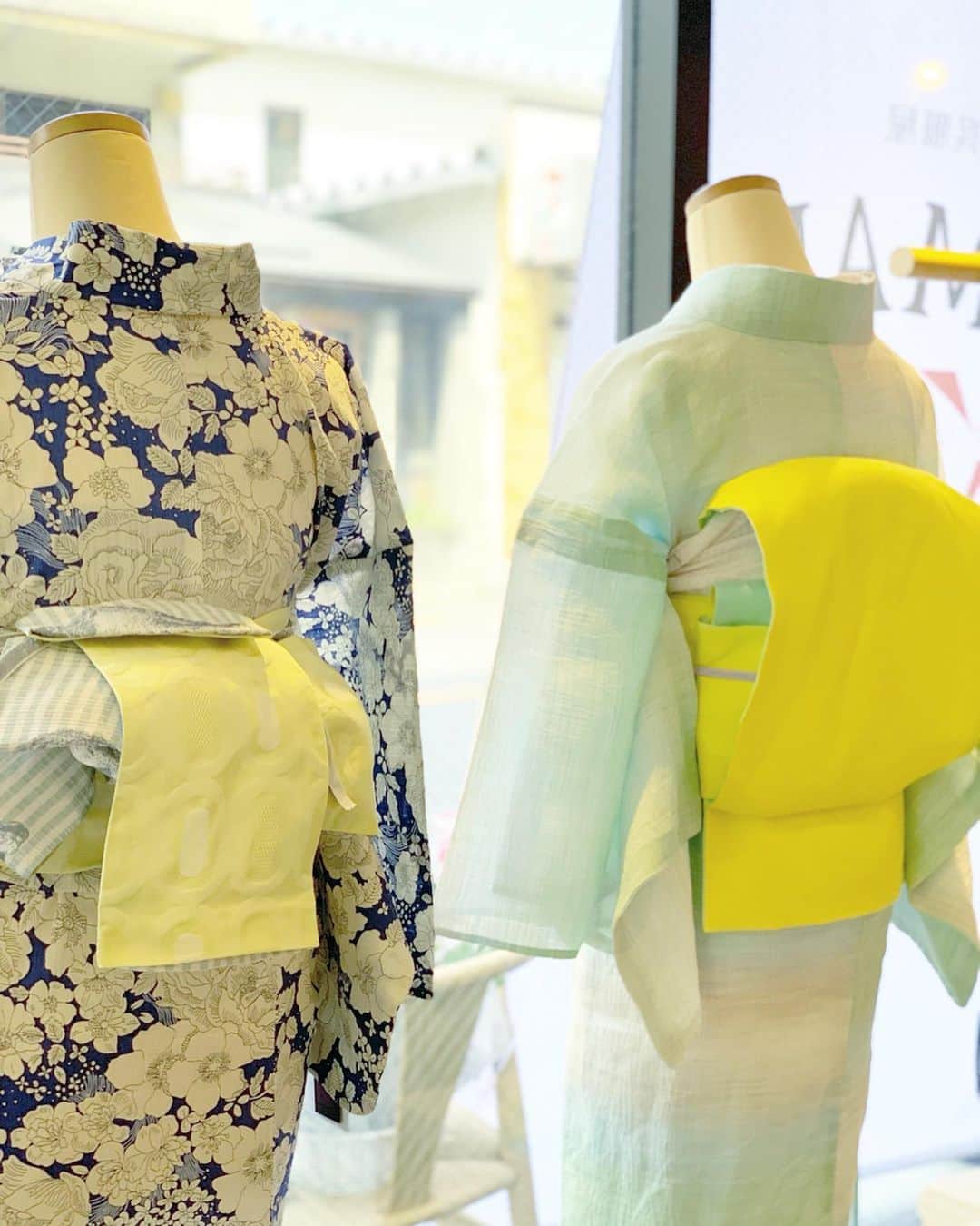 のインスタグラム：「昨日は神楽坂にオープンした呉服屋HIMARI﻿  @kagurazaka_himari  のプレオープン&展示会にご招待いただいたので、﻿ ﻿ 仲良しのあゆみん  @ayumi0724m ﻿を誘って遊びに行ってきました👘🎐﻿ ﻿ ﻿ 『27才からの着物生活始めました。』をコンセプトに、様々なライフスタイルに合わせた着物コーディネートを提案する呉服屋HIMARI。﻿ ﻿ ﻿ オリジナル浴衣シリーズ（画像2枚目）は﻿ どれも優しい色使いにポップな柄が超可愛い😍💕﻿ ﻿ わたし、子供の頃から百貨店で浴衣を誂えているんだけど﻿ 人と被らないオリジナル柄っていいよね🍧﻿ ﻿ ﻿ 大人として綿麻の夏キモノも一枚は持っていたいお年頃。﻿ 呉服屋HIMARIは綺麗なカラーの夏キモノもあるので、また着物見にいってみよう♬﻿ ﻿ ﻿ .:♪︎*:・'゜♭︎.:*・♪︎'゜。.*#:・'゜.:*♪︎:・'.:♪︎﻿ ﻿ 呉服屋HIMARI 飯田橋・神楽坂店﻿ ﻿ 東京都新宿区矢来町110-11#1﻿ ☎️03-6803-4991（代表）﻿ ﻿ .:♪︎*:・'゜♭︎.:*・♪︎'゜。.*#:・'゜.:*♪︎:・'.:♪︎﻿ ﻿ ﻿ #呉服屋HIMARI#呉服屋ひまり﻿ #浴衣#オリジナル浴衣﻿ #夏キモノ#着物#KIMONO﻿ #和装#夏着物#呉服屋﻿ #神楽坂#東京#飯田橋#PR﻿」