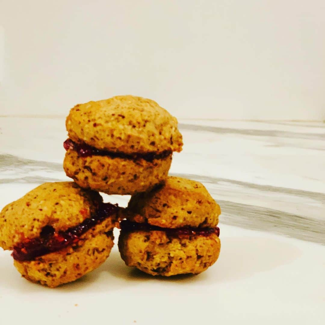 ジェニファー・エスポジートさんのインスタグラム写真 - (ジェニファー・エスポジートInstagram)「Nothing wrong with cookies for dinner.  Raspberry Jam Cookies that is.  #cookies are food too !! #grainfree #vegan #nutfree #norefinedsugar」5月31日 8時33分 - jesposito