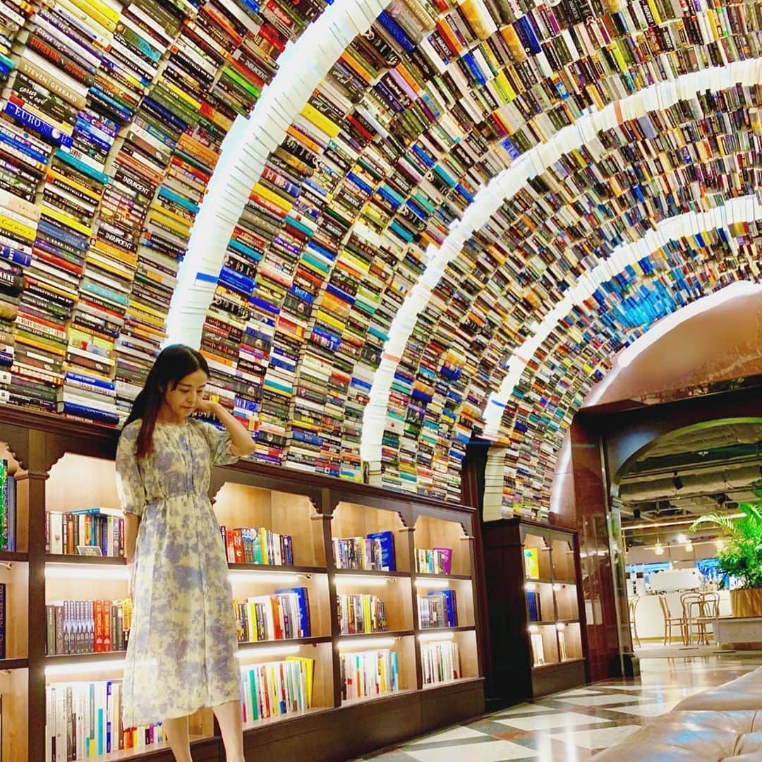 大桃美代子さんのインスタグラム写真 - (大桃美代子Instagram)「明洞にあるインスタ映えスポット。  本屋さんの入り口がかわいい。  本のトンネルでした。  魅せ方が上手いなあ〜と街を見ながら感心するソウルです。 This is a bookstore in Myeongdong, Korea.  这是一家位于韩国明洞的书店。 #사신 #明洞#明洞グルメ#ソウル#bookstore #ロッテホテルソウル #koreanfashion #korea#여행#タビジョ#funtotrip#一歩先を歩く #韓旅トラベル#インスタ映え#韓国旅行#tokyocameraclub#genic_mag#マイトリ#FlyJAL#tabijyomap_seoul#チェジュ島行きたい#韓国撮ってみた」5月31日 8時47分 - miyoko_omomo