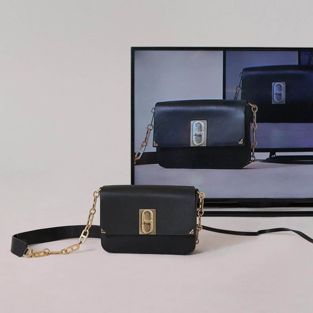 Schutzのインスタグラム：「Night for lovers | Self-lovers 🖤 #schutzhandbags #schutzreflectivelove」