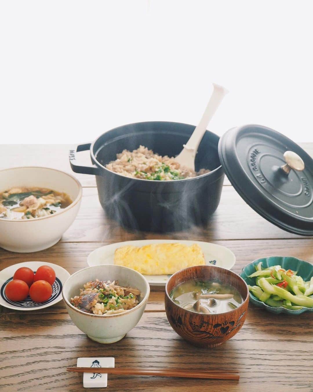 のインスタグラム：「ゆっくりシンプル朝ごはん。 朝はいつもの出し巻き卵焼いただけ🥚  カオスだったあの日👶🏻👶🏻👧🏻 (ストーリー参照 小さな我が家に子どもが3人いた日)  突然子ども用のご飯も作ることになり 過去のベビーシッターのバイトを思い出し、 きのこたっぷり豚バラ入り炊き込みご飯や お豆腐やほうれん草の具沢山お味噌汁をつくりました。 (あとはサツマイモや優しい酢の物)  人生で一番バタバタしながらのご飯だったかもしれないなぁと思うくらい本当にカオスすぎて面白くて。 もちろん床に食べ物落ちまくるし、 ありとあらゆる物をいろんな場所に出していくし、 会話も全力で100%するし、 ある程度の量をバランスよく食べてもらいたいし、、 って感じで、、、 3人を育てた我が母親って何者？とか思って感動して。  お風呂にも3人入れて、バタバタ騒がしくて貴重な日😂  自分たちはサッとご飯を済ませ、何ならたまにスタンディングご飯をしていたものだから(お行儀悪くてごめんなさいなんだけど) この朝ごはんの静けさは、なんだか逆に不思議な感覚だったなぁ。  散らかり果てた部屋を見て思い出し笑いしながら ゆっくりと朝ごはんを食べたわたしでした。  という長い長い日記のような文章でした🤭  #たのしかった #疲労で即爆睡だったけど最高でした  #ちひろのごはん #ちひろkitchen」