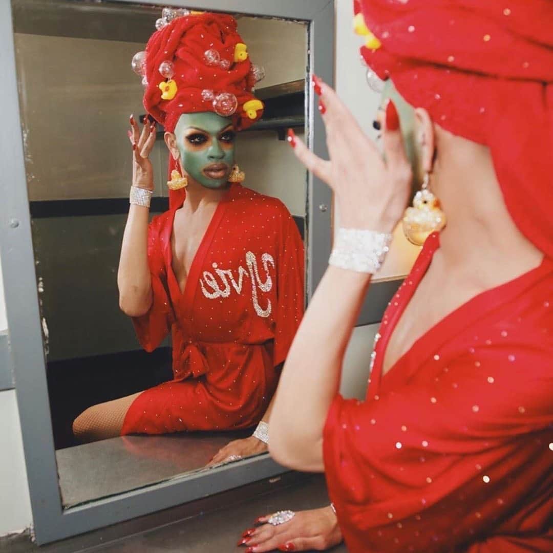 Dazed Magazineさんのインスタグラム写真 - (Dazed MagazineInstagram)「Us and our shady cyst-er getting ready for the #DragRace finale 🧖🏽‍♀️🧼🛁 ✨  Who do you want to take the crown tonight — #TeamAkeria 💎, #TeamBrookeLynn 🤸🏼‍♀️, #TeamSilky 🍫 or #TeamYvie 🐙? 💬⬇️ Turn on post notifications 🔔 and tune into our stories later to follow what goes down! 👑🏁💋 📷🔄 #regram @oddlyyvie  #AreYouReady #CYSTers」5月31日 8時51分 - dazed