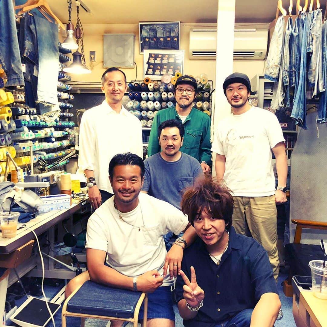 大川知英のインスタグラム：「昨日はYM FACTORYでプロフェッショナルの方達と最強の1日を過ごさて頂きました❗️自分も協力出来て良かったです😎 うぴー🤡 師匠、皆様❗️ありがとうございました❗️🙇‍♂️ #ymfactory #プロフェッショナル #最高の一日#vintage#NHK#うぴー #amecajiboys #takatsubase」