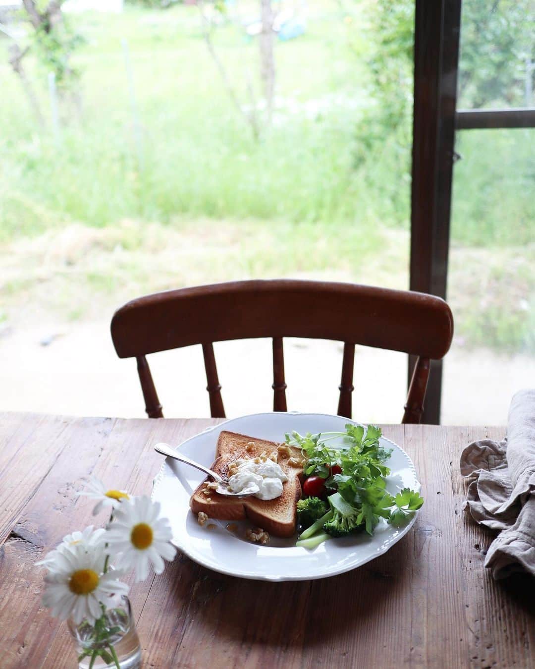 池田泉さんのインスタグラム写真 - (池田泉Instagram)「break fast🌿  ヨーグルトが好きで毎日食べているんだけど、水切りヨーグルトを作ってパンにのせてレモンを絞ってメープルシロップをかけて。🍋暑くてもさっぱり！  #123skitchen」5月31日 8時55分 - xxizumi123xx
