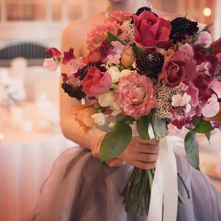 ホテルモントレウェディング【公式】 のインスタグラム：「♥ ￣￣￣￣￣￣￣￣￣￣ @montereyweddingをフォローして 『 #モントレ花嫁 』『 #ホテルモントレ』の タグをつけて投稿してくださいね＊*. . ドレスに合わせたカラーブーケ..✧ 会場の雰囲気に合わせるのもおススメ♡ . ◆ホテルモントレ公式HPはこちら* https://www.monterey-wedding.jp . #モントレ #モントレ花婿  #dressy花嫁 #プレ花嫁 #marry花嫁 #卒花 #marryxoxo #wedding #weddingceremony #weddingreception #weddingparty #weddingdress #dress #flower #weddingbouquets #プラコレ #結婚式場 #ウエディングニュース  #日本中のプレ花嫁さんと繋がりたい #結婚式 #パーティー #披露宴 #ホテルウェディング #ウェディングブーケ #bouquets #flowers #flowerarrangement」