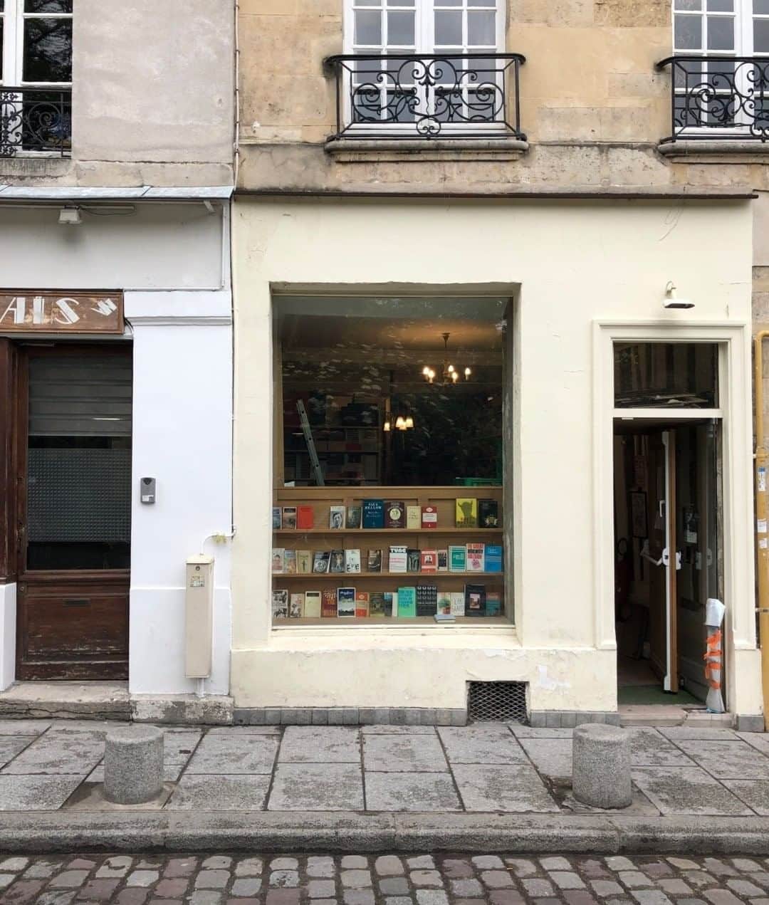 さんのインスタグラム写真 - (Instagram)「Bookshops in faraway places. Where are you headed this summer? #citizenstraveler」5月31日 9時00分 - citizensofhumanity