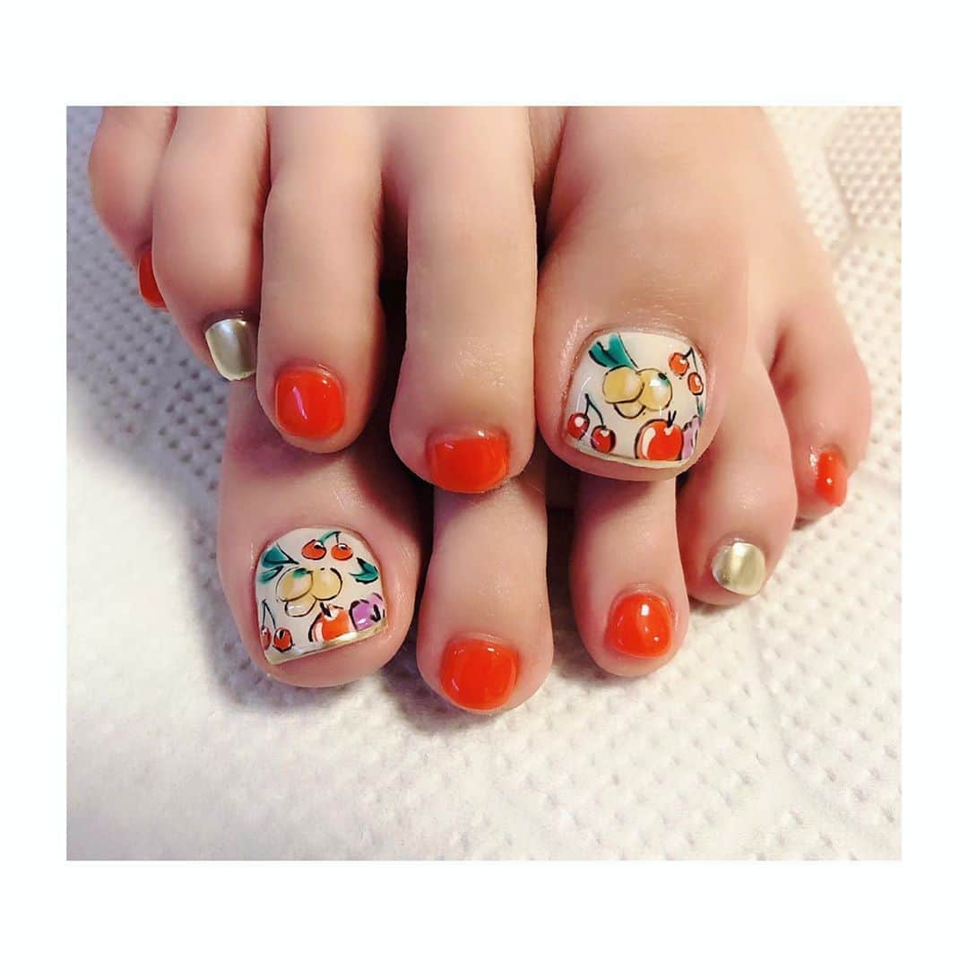 色紙千尋さんのインスタグラム写真 - (色紙千尋Instagram)「フルーツ可愛い😆🍒 #new #nails #nailstagram #naildesign #pedicure #footnail #フットネイル #ペディキュア #夏ネイル #フルーツネイル」5月31日 9時01分 - shikishi_chihiro