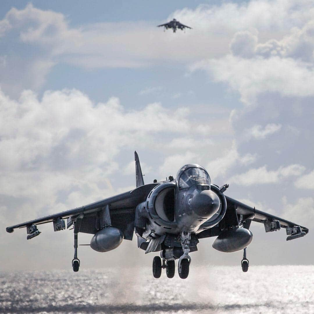 アメリカ海兵隊さんのインスタグラム写真 - (アメリカ海兵隊Instagram)「Look Into My Eyes  An @EvilEyes163 AV-8B Harrier with @pride_of_the_pacific, lands during flight operations on board the amphibious assault ship USS Boxer. (U.S. Marine Corps photo by Lance Cpl. Dalton S. Swanbeck)  #USMC #Marines #Aviation #MEU #Ship #AtSea #Deployment」5月31日 9時03分 - marines